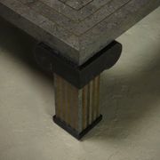 Grande table basse en pierre tessellée et en laiton Maitland-Smith des années 1980.