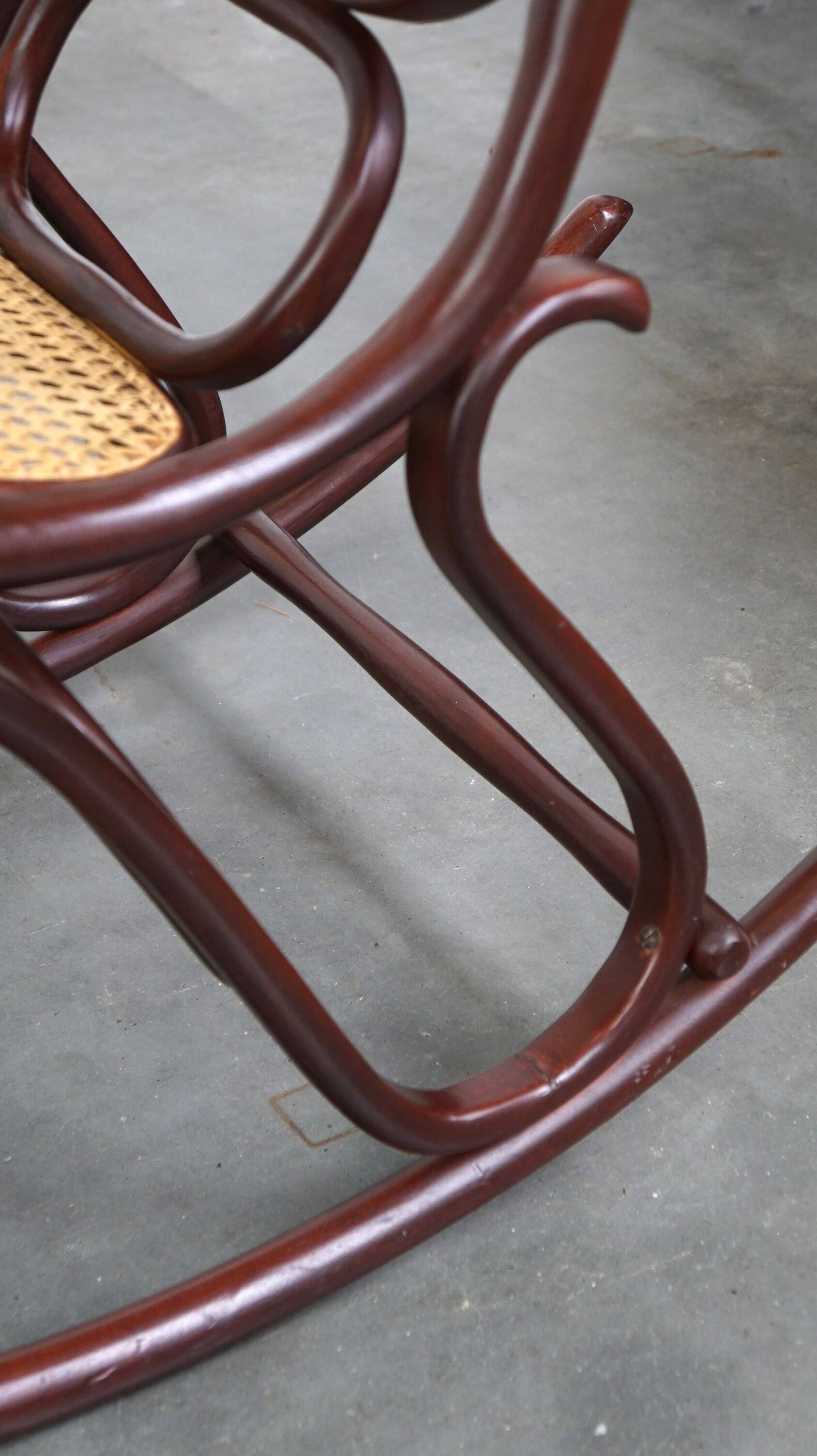 Superbe fauteuil à bascule vintage en bois courbé