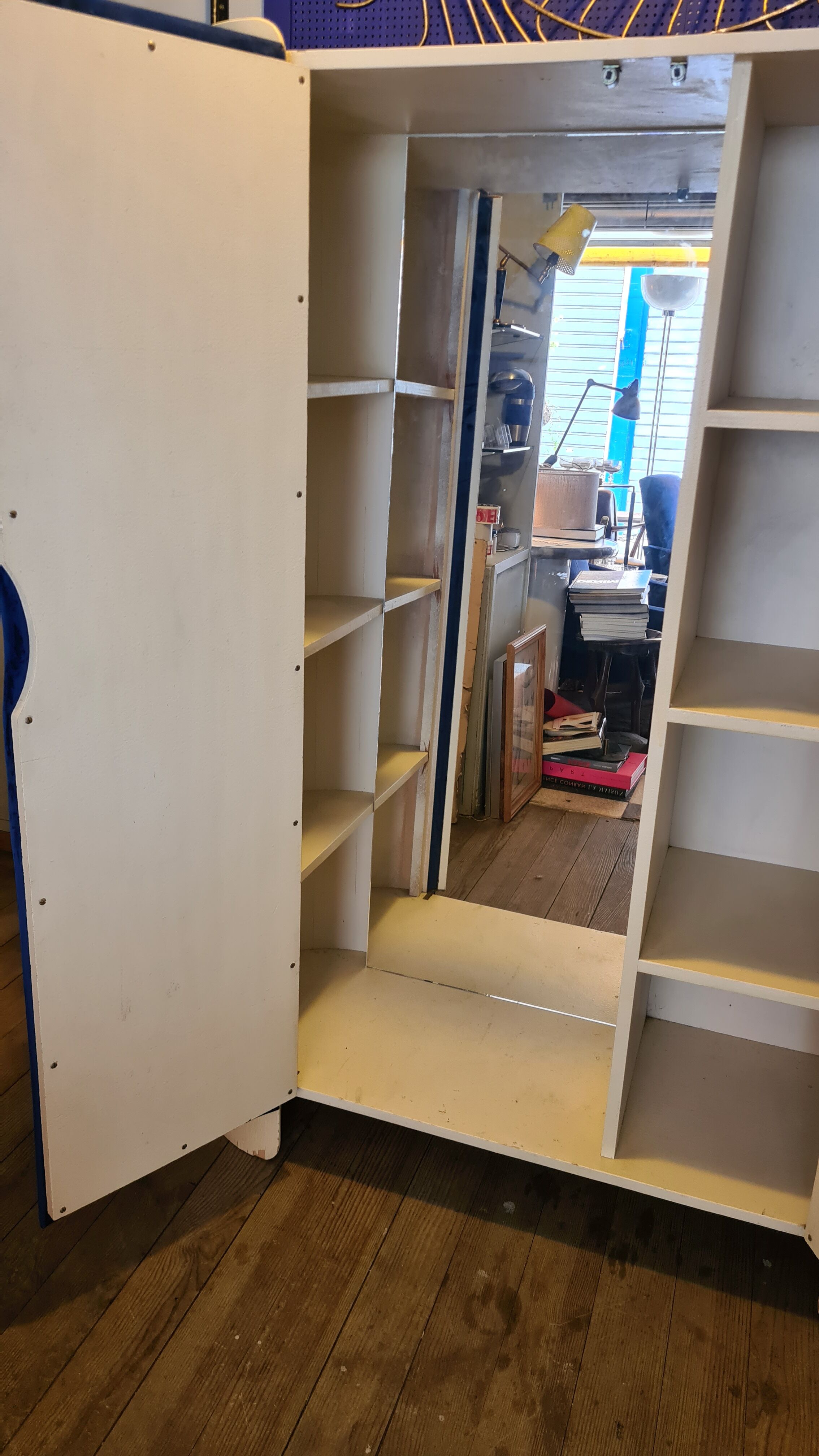 Armoire de jeune fille