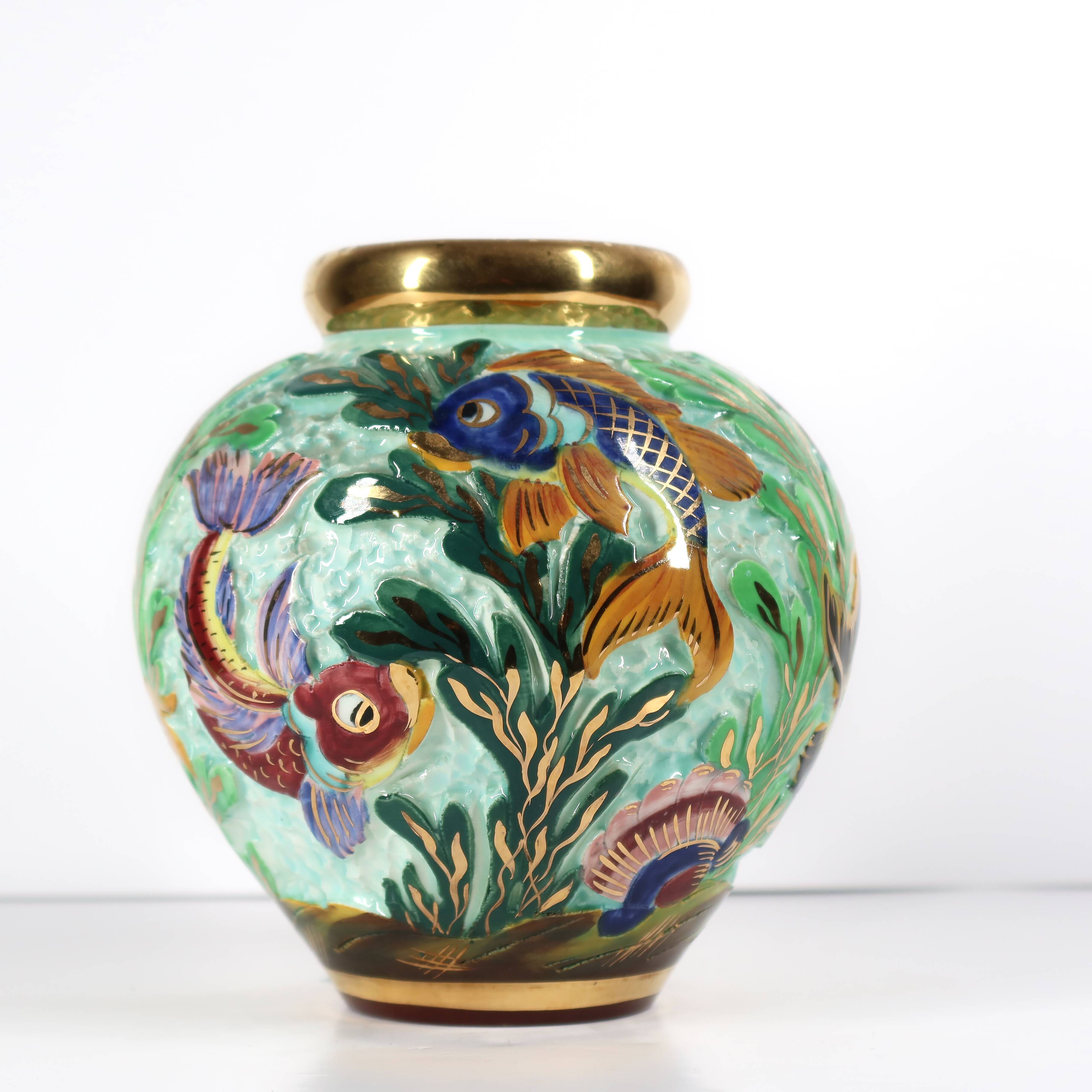 Vase boule en céramique Cerdazur Monaco décor marin en relief, touches doré