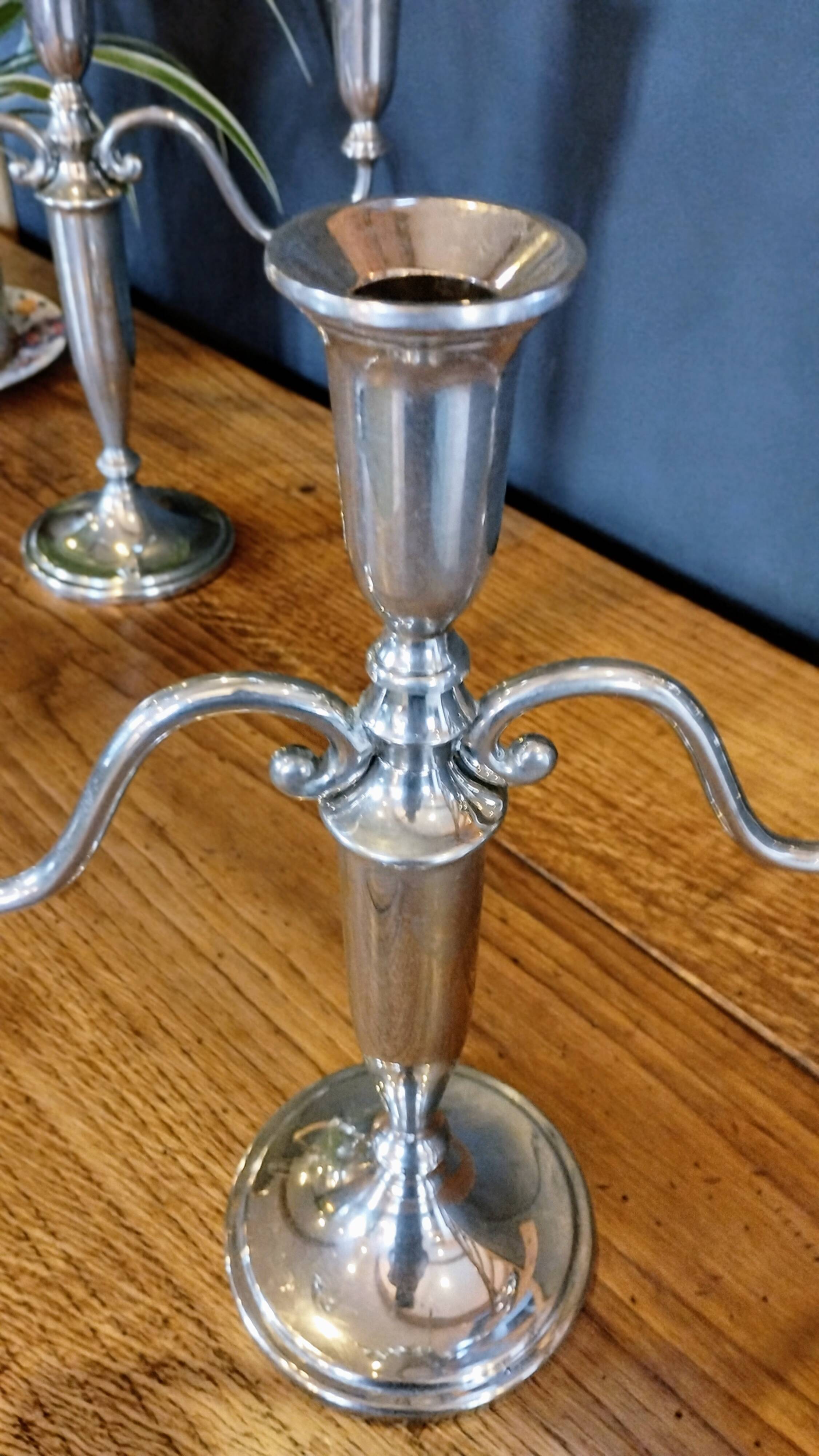 Une paire de bougeoirs vintage argentée