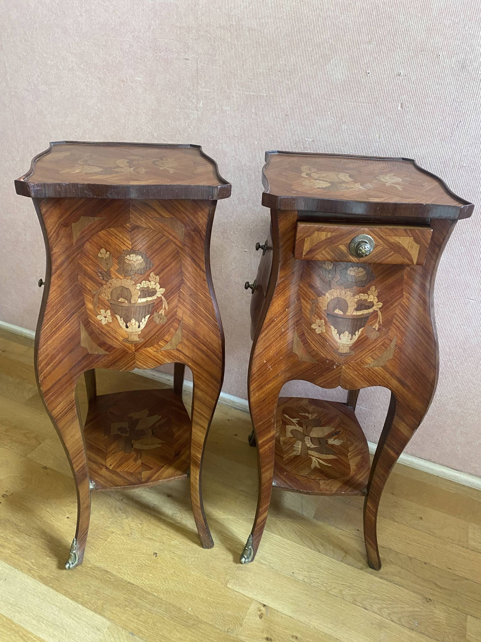 Pair of bedside tables in rosewood veneer on all sides. Louis XV style