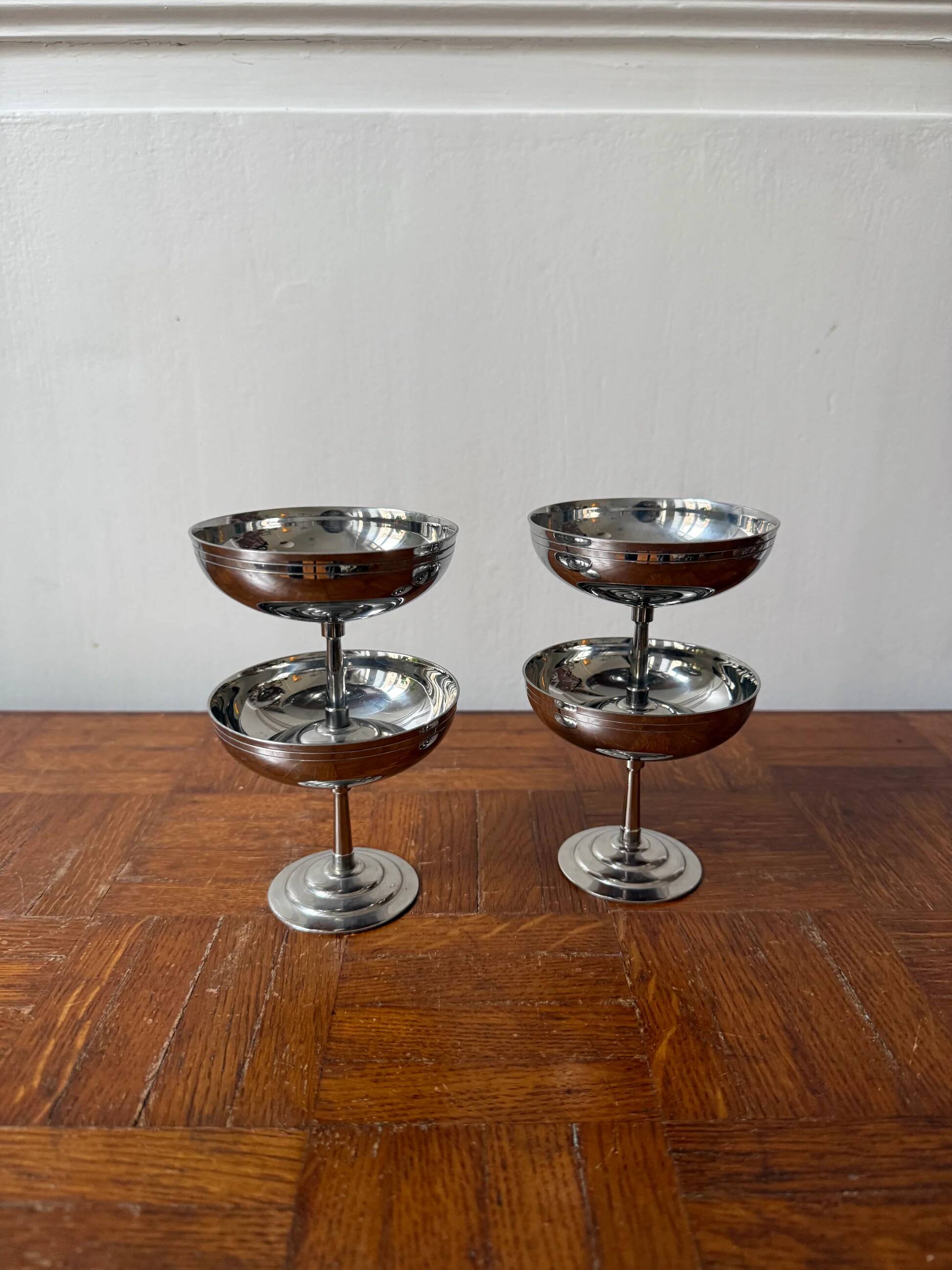 Set of 4 stainless steel footed bowls