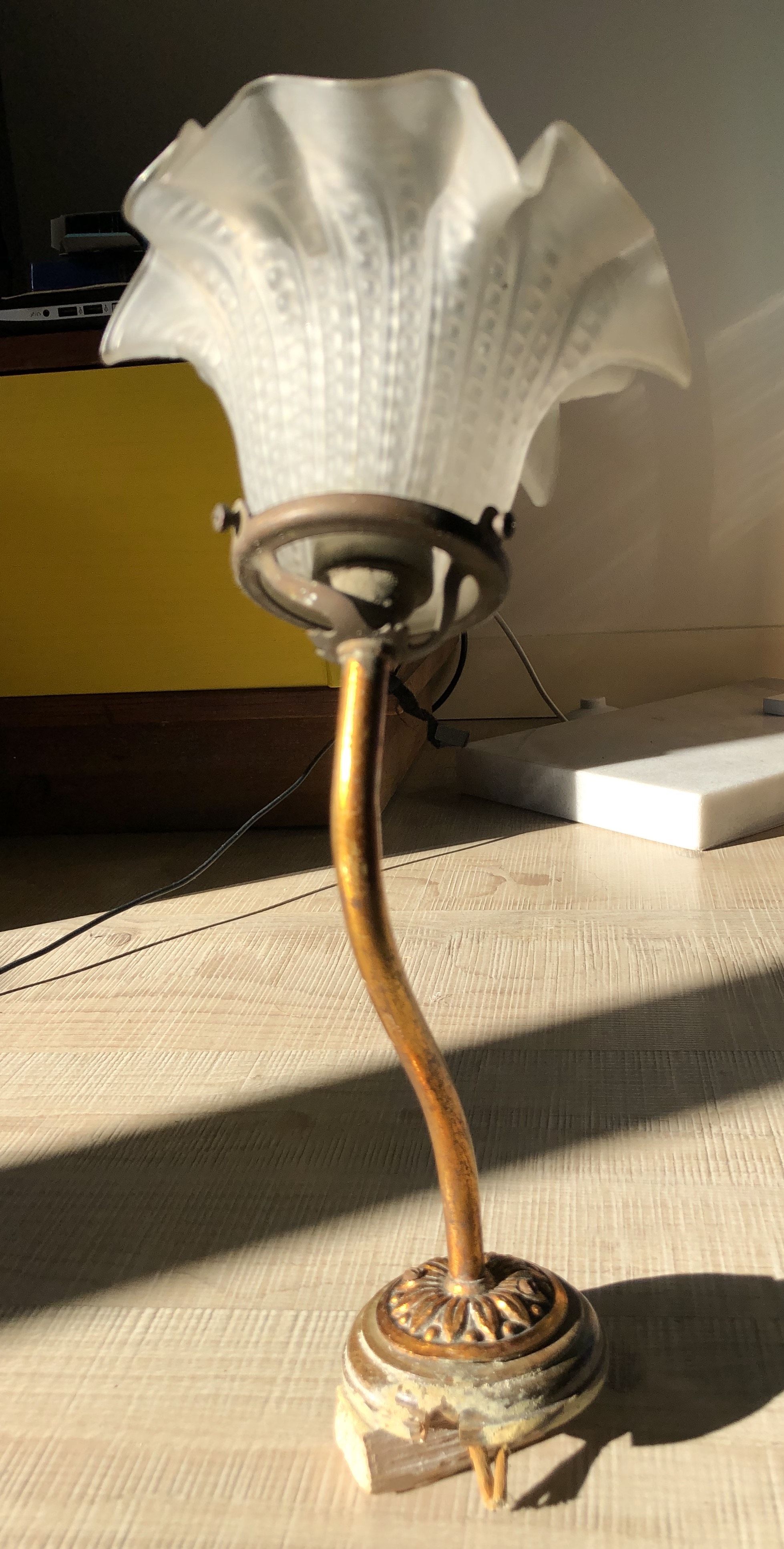 Wall light old swan collar wall in brass and frosted glass, good floral shape.