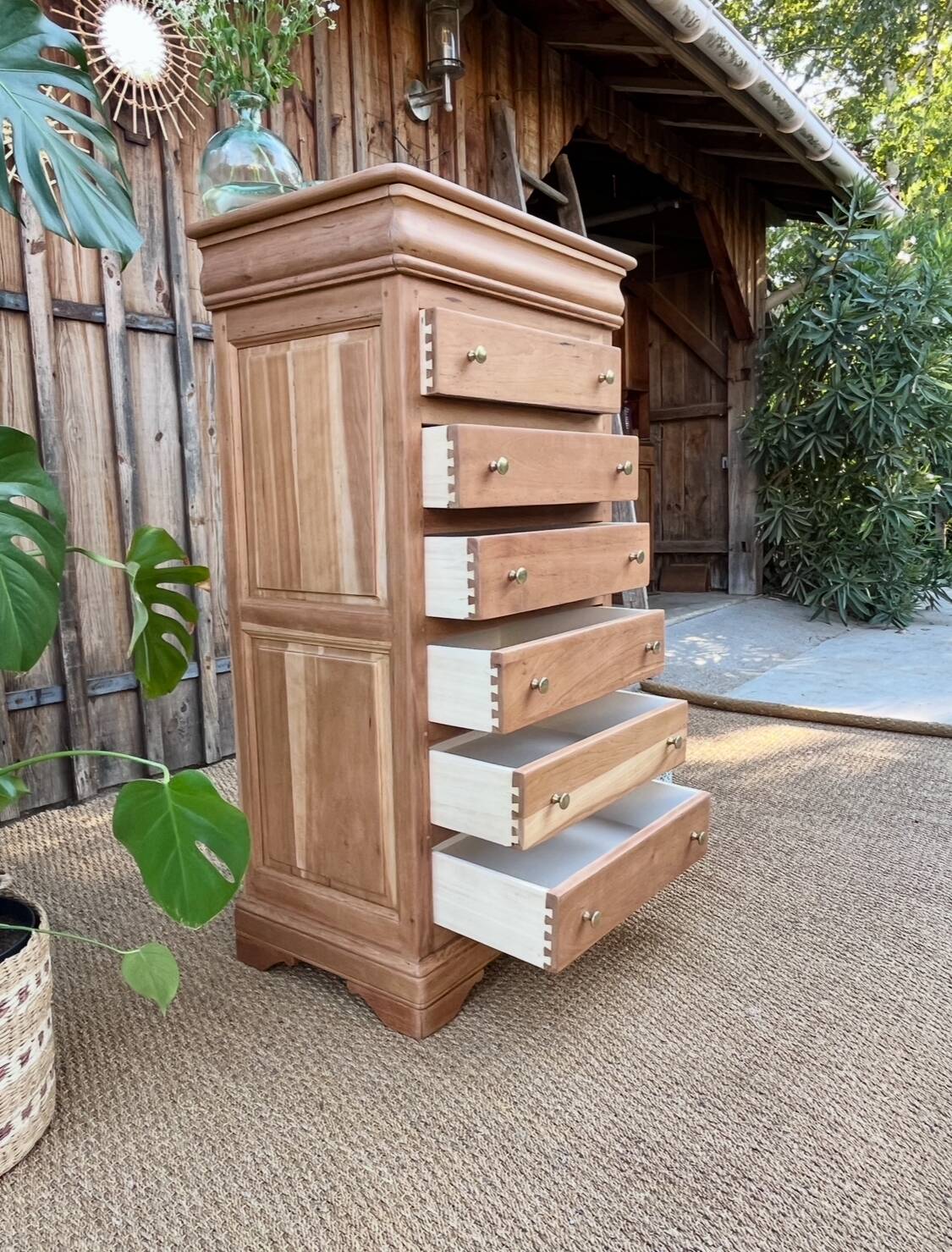 Solid wood chest of drawers