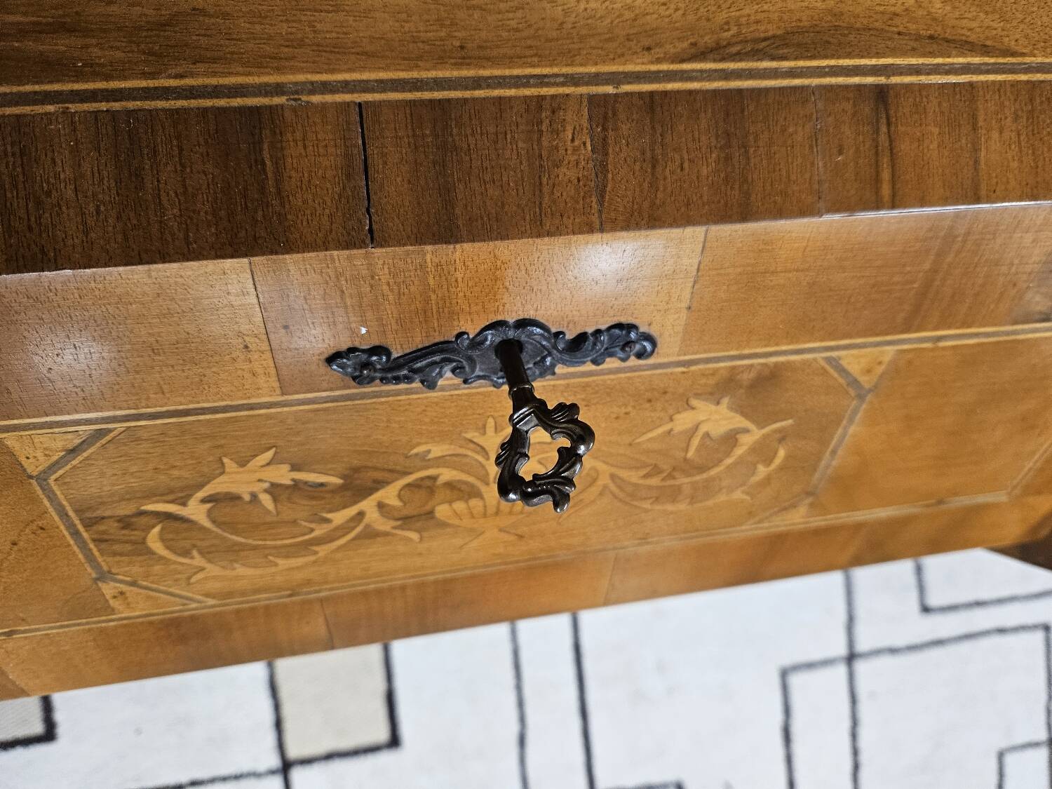 Scrétaire commode galbé marqueté