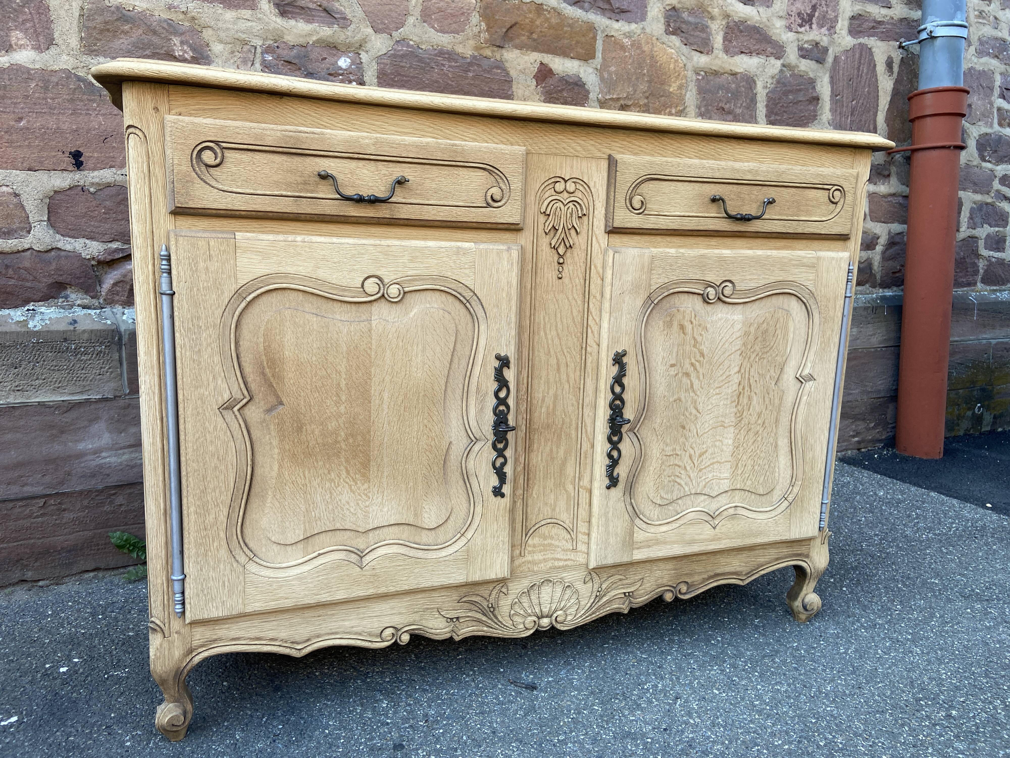 Buffet Baroque Louis XV in natural oak