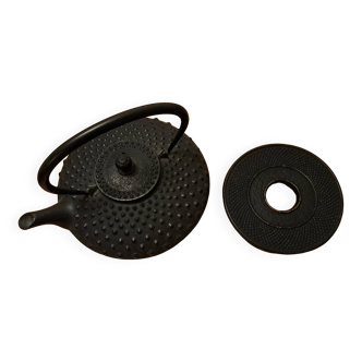 Kambin cast iron teapot and its underside