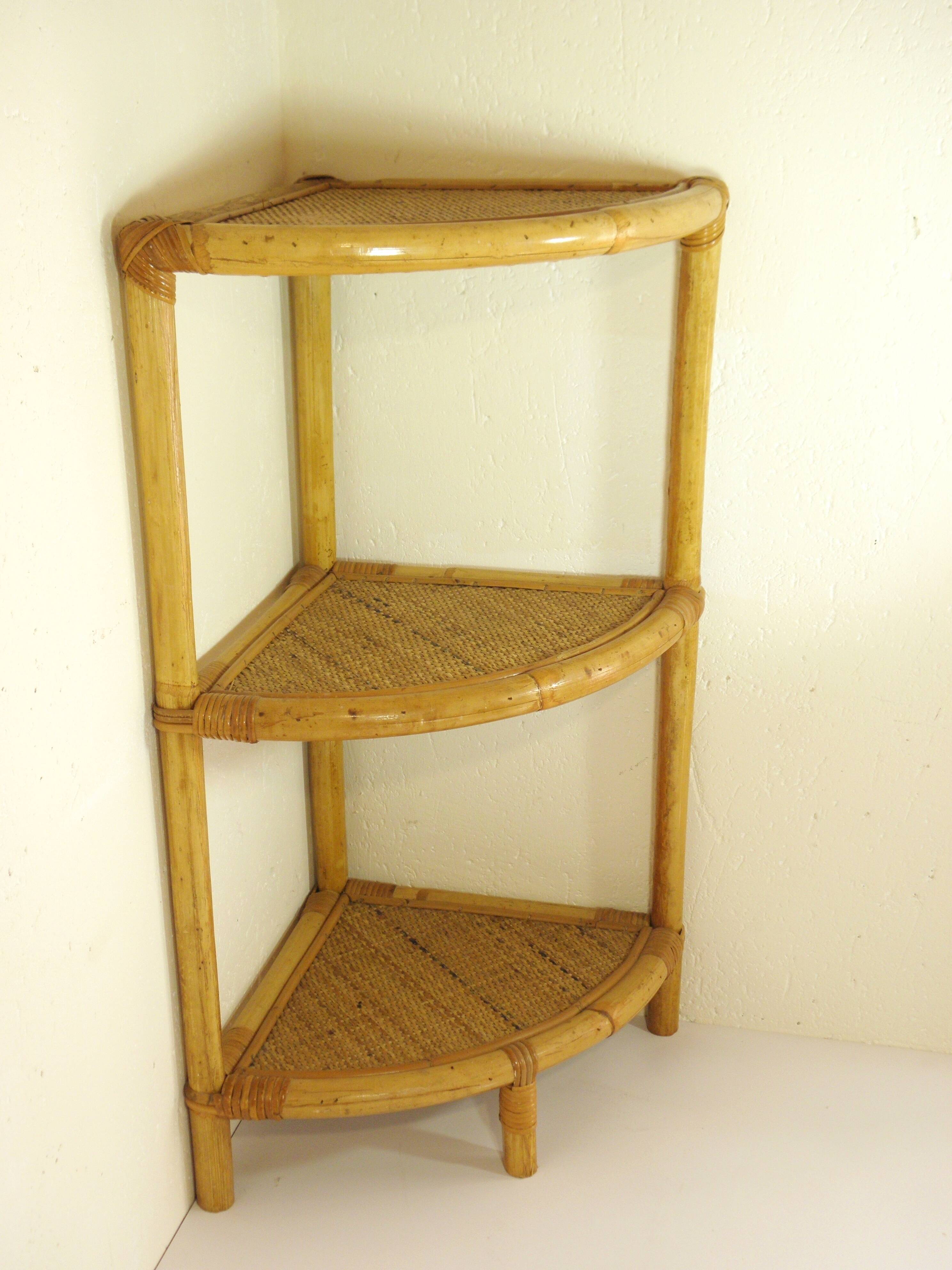 Corner shelf in rattan