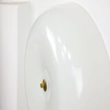 Grande applique murale italienne moderne du milieu du siècle en plexiglas et laiton