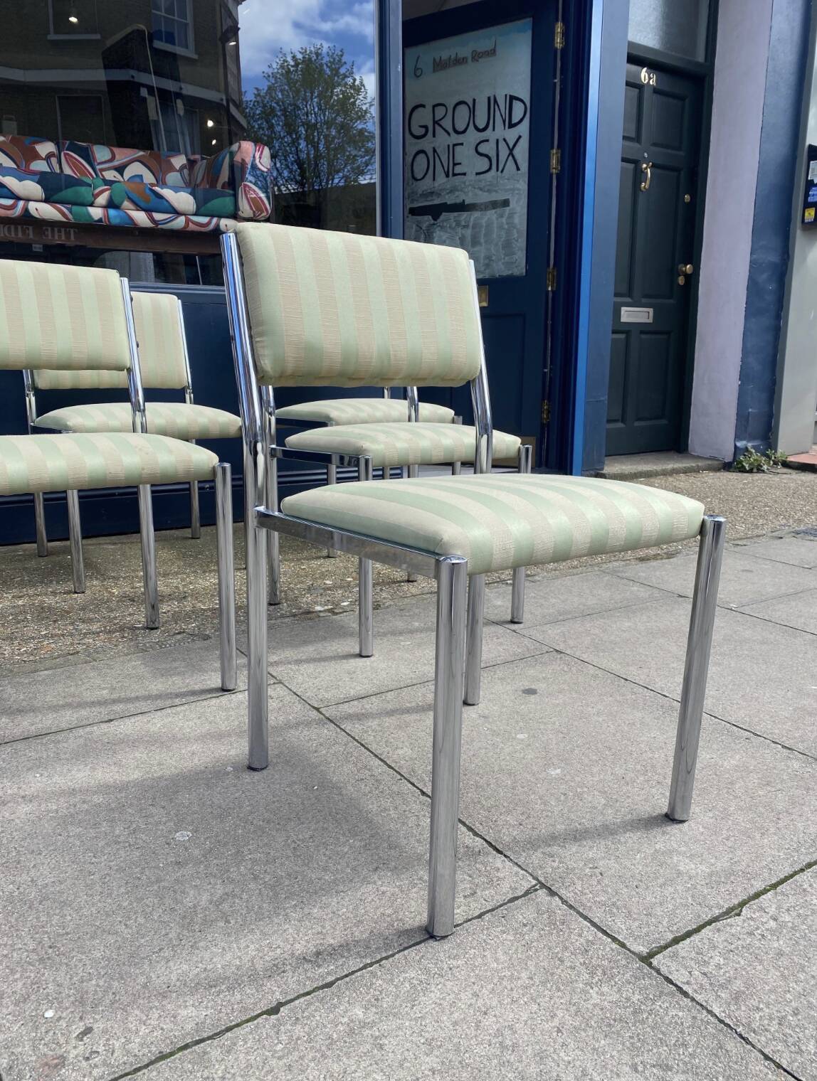7 chaises de salle à manger chromées des années 1970 Hollywood Regency Modernist Vintage Table Italian