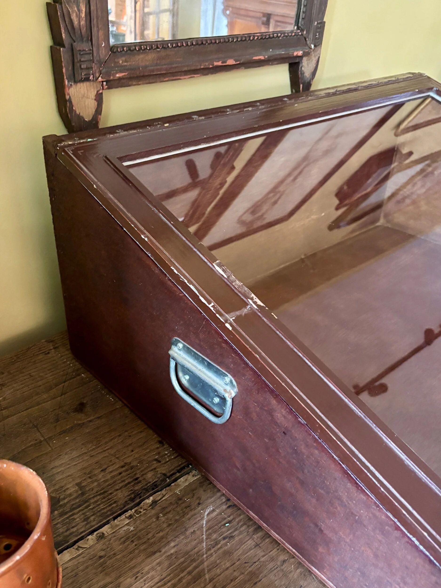 Vitrine de présentation en bois foncé et verre