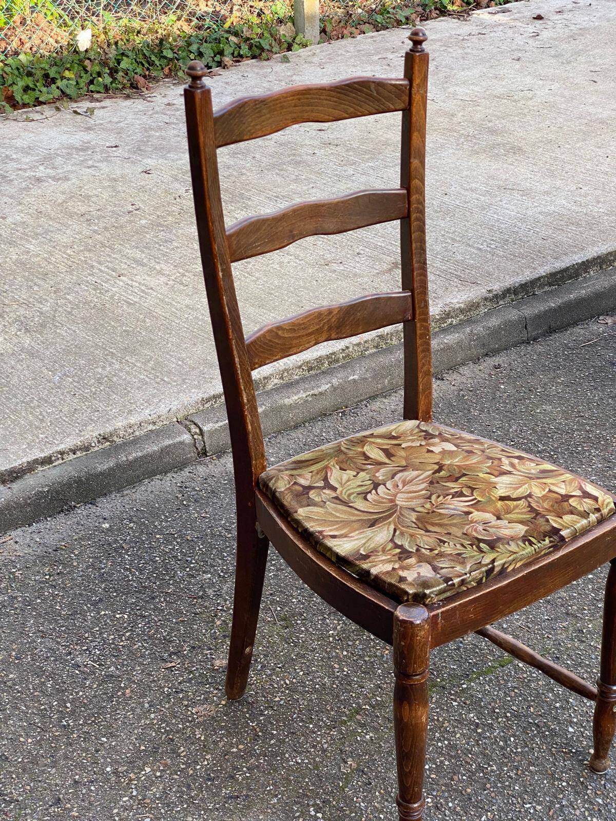 Vintage chair in carved solid wood and velvet fabric.