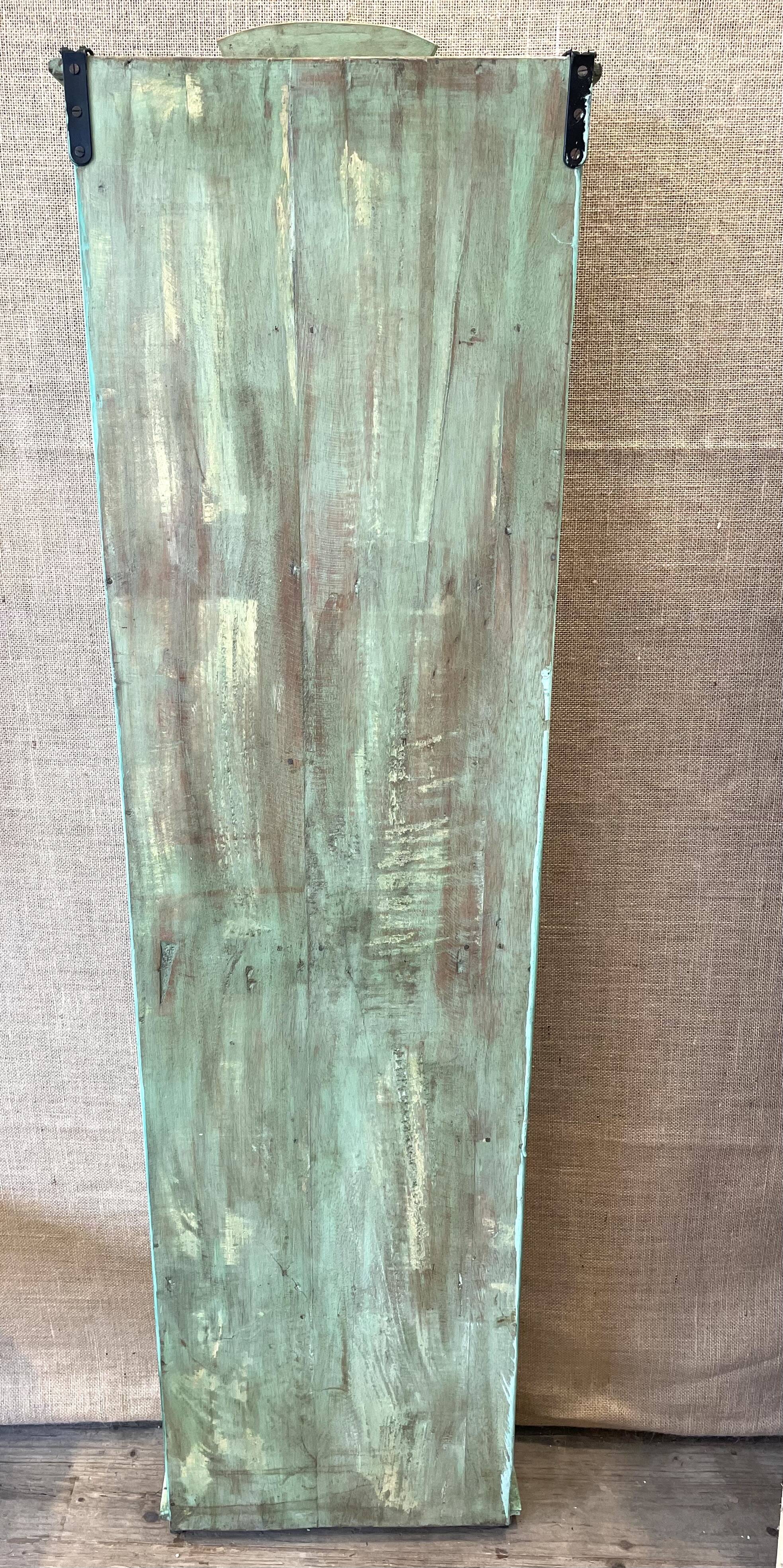 Petite vitrine en bois laqué vert