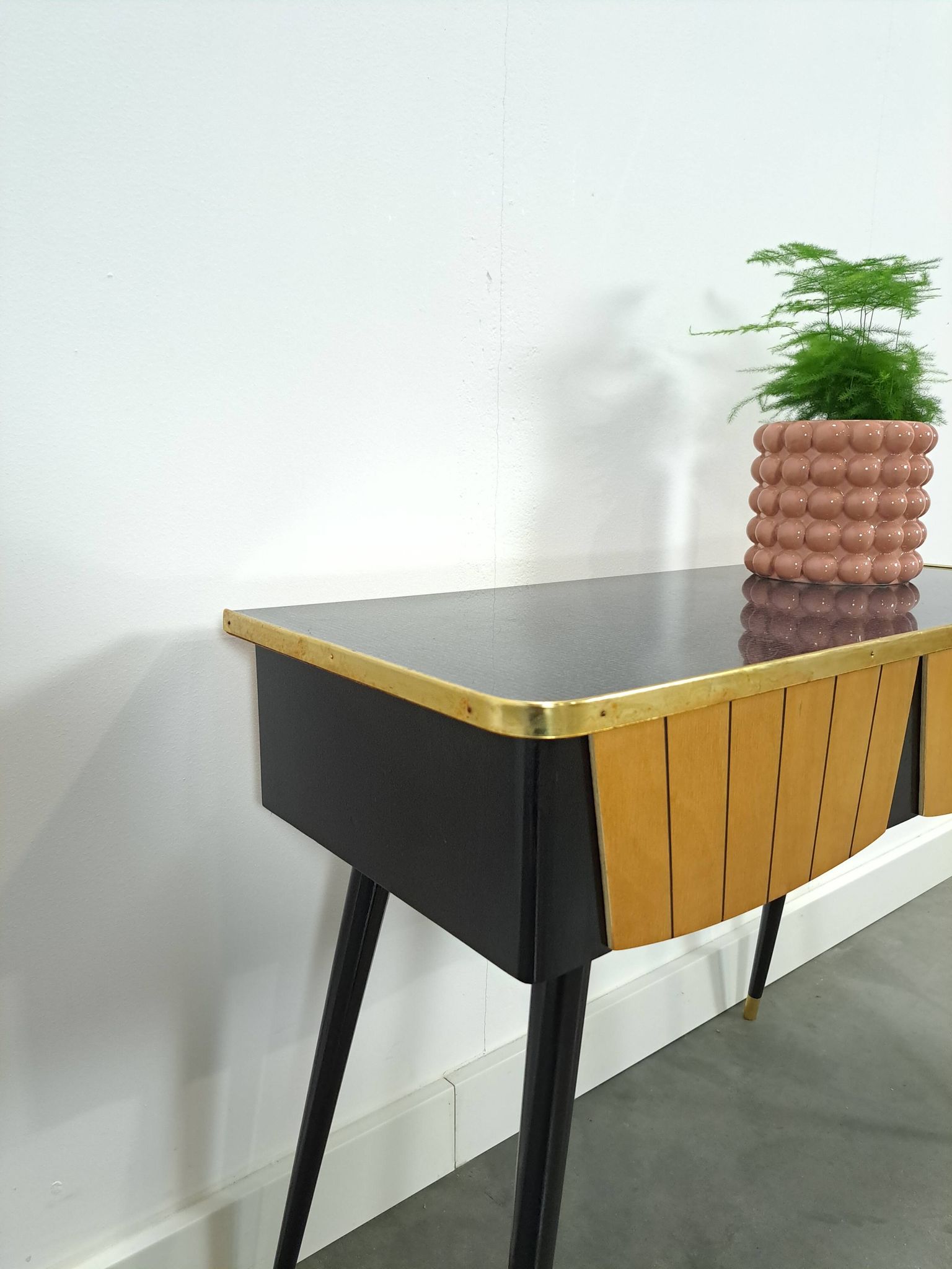 Kastje met formica blad, houten lades en goudkleurige details
