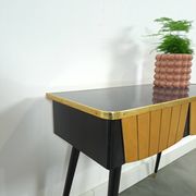 Kastje met formica blad, houten lades en goudkleurige details
