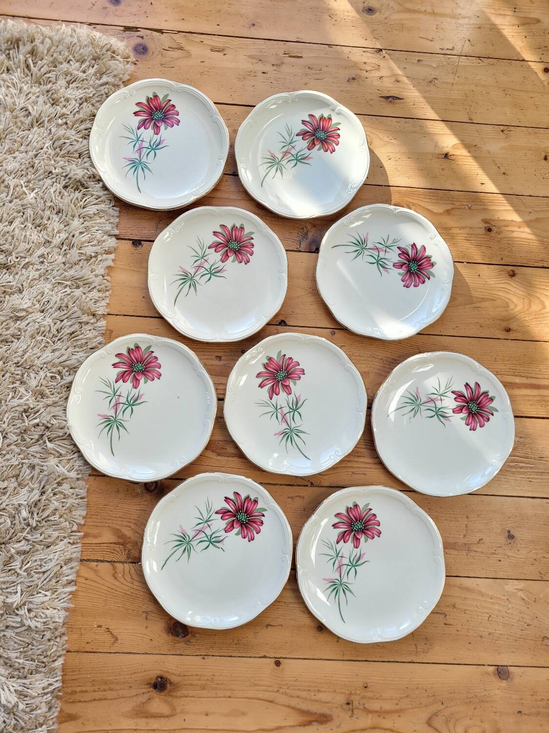 Set of 9 pink daisy dessert plates