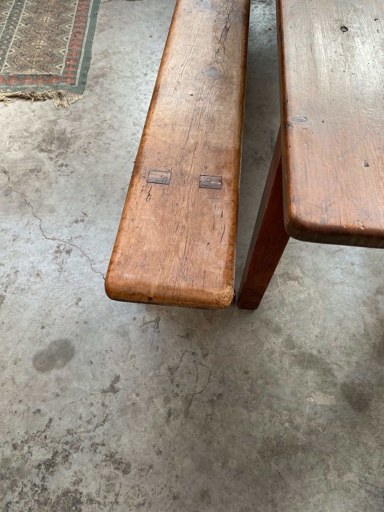 Table de brasserie et ses 2 bancs