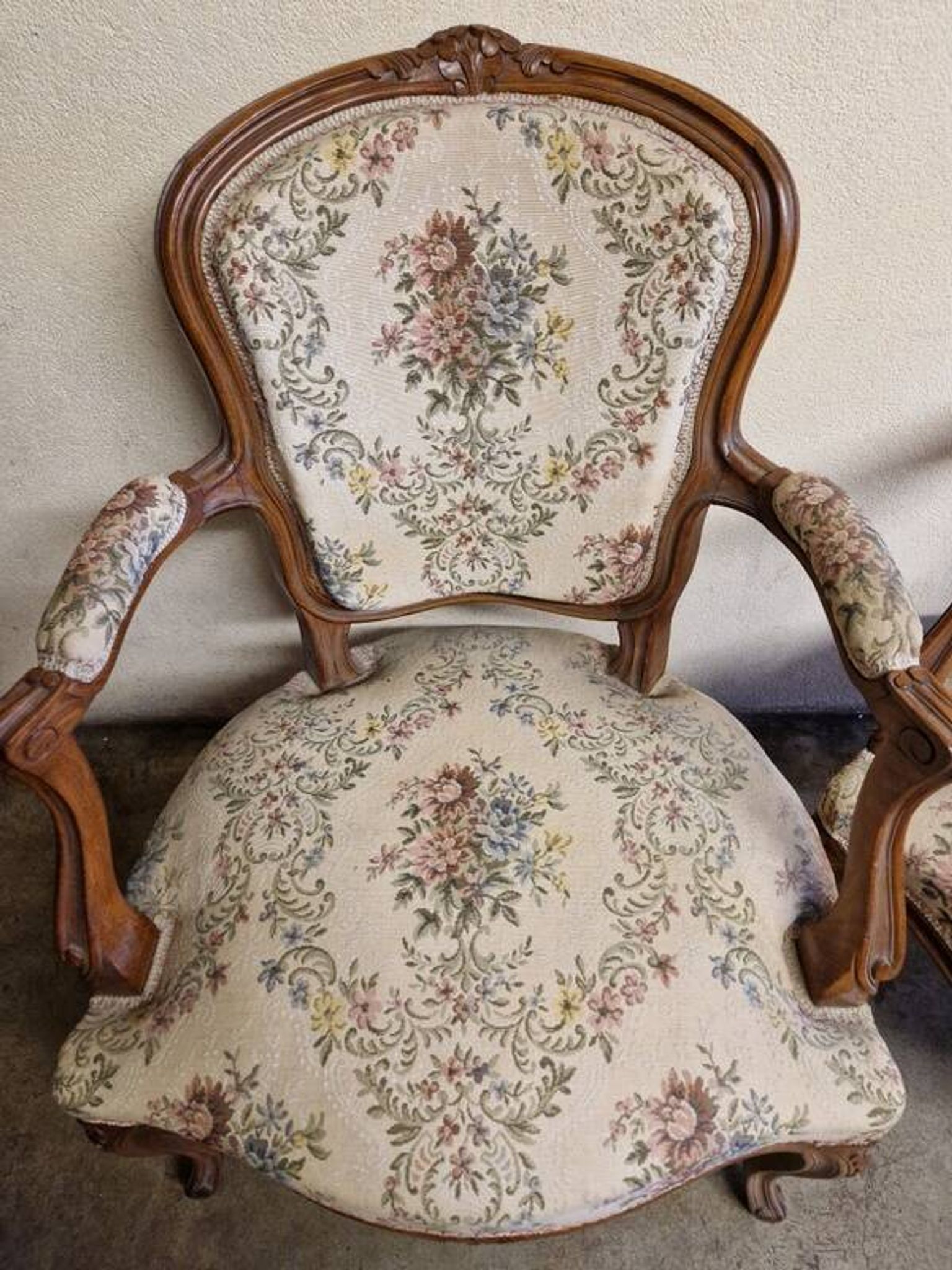 Pair of Louis XV style armchairs - In carved and moulded wood with flowers