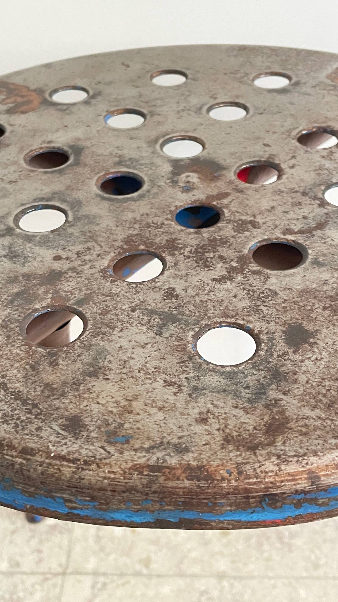 Tabouret industriel acier patiné vintage
