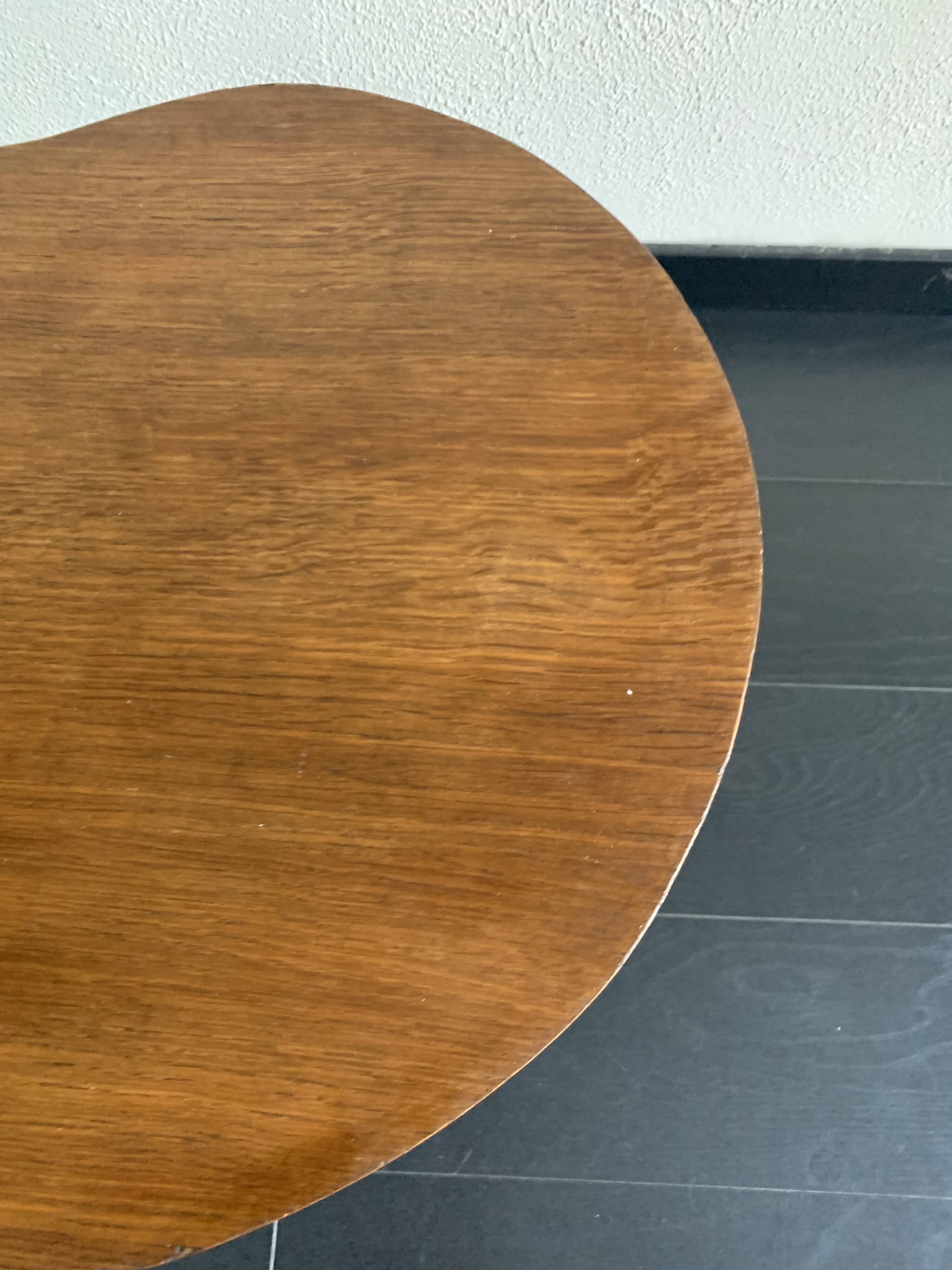 Vintage 1960s low tripod bean-shaped wooden side table - 48 x 66 cm