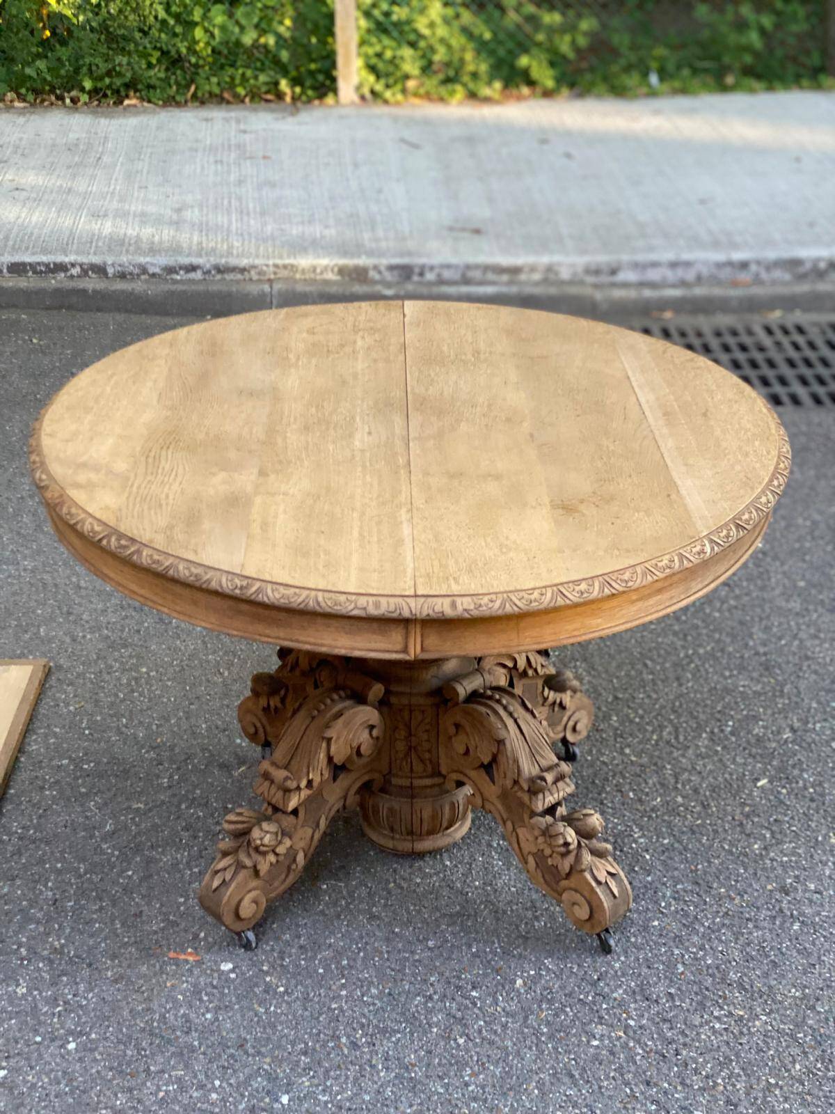 Round extendable dining table Napoleon III renovated in 19th-century oak.