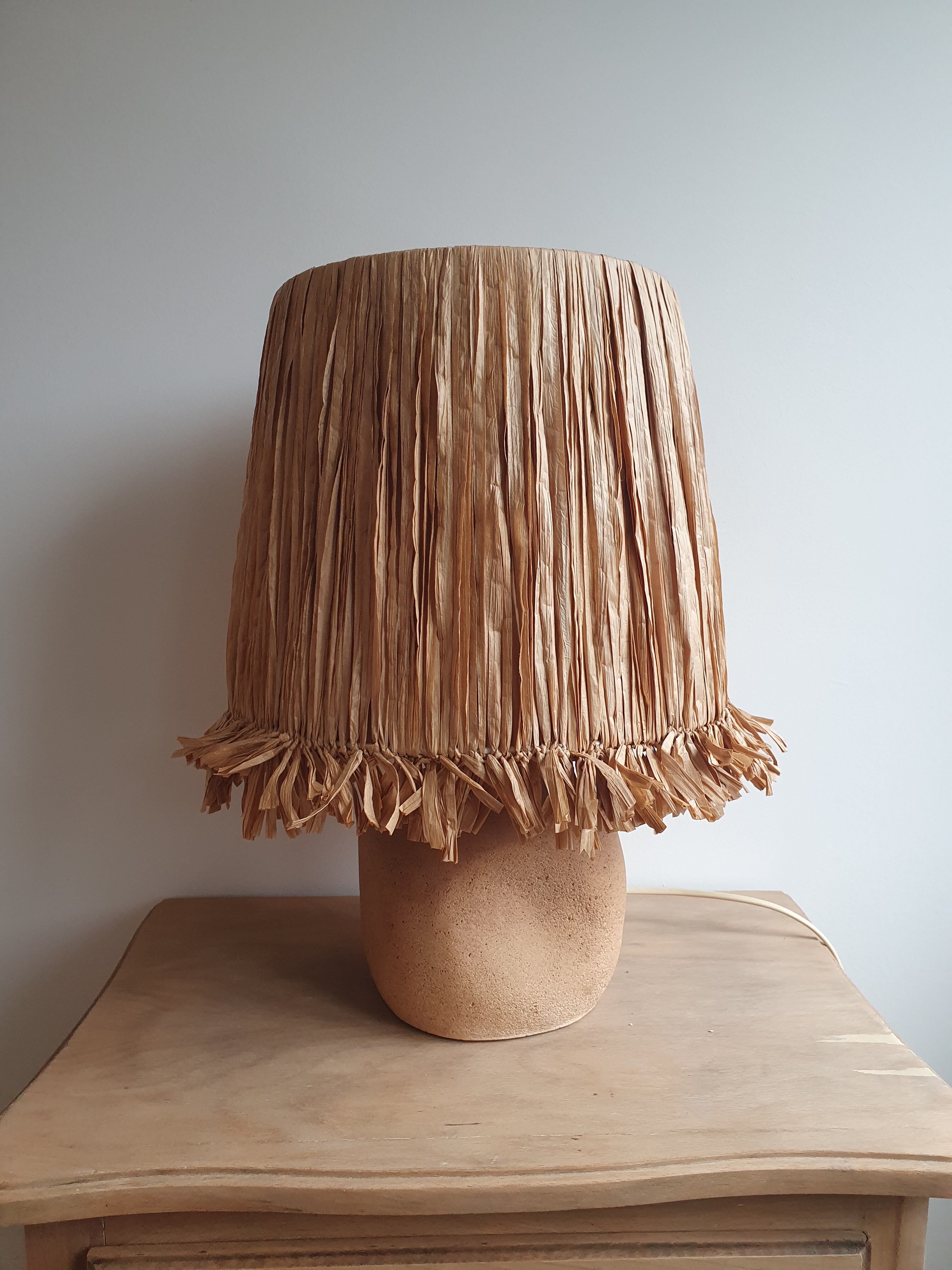 Lampe en pierre et raphia