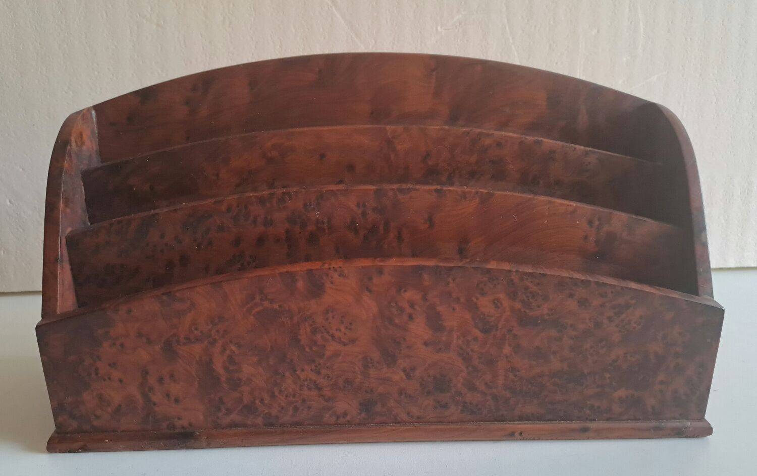 Courier holder in cedar