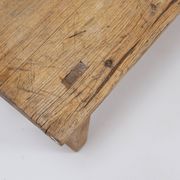 Table basse brutaliste en bois massif