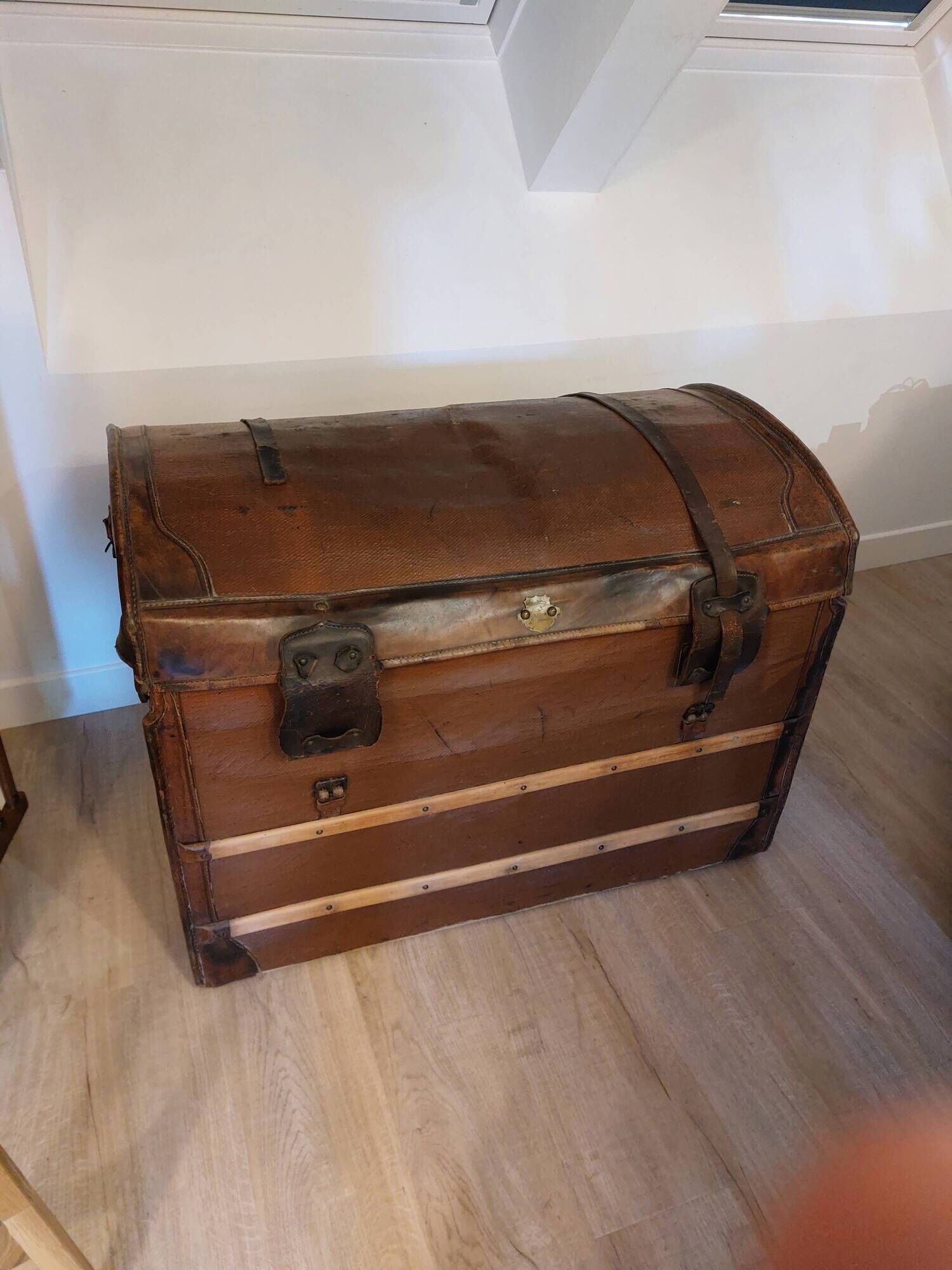Semi-soft travel suitcase