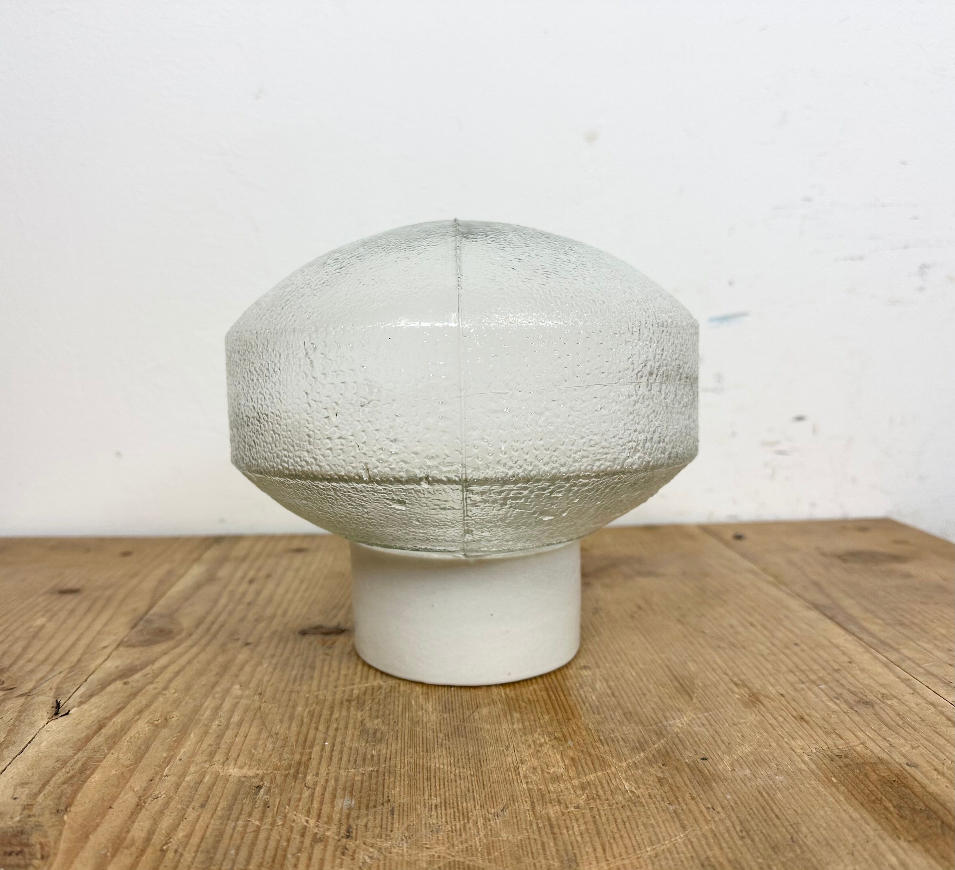 Plafonnier vintage en porcelaine blanche avec verre dépoli, années 1970