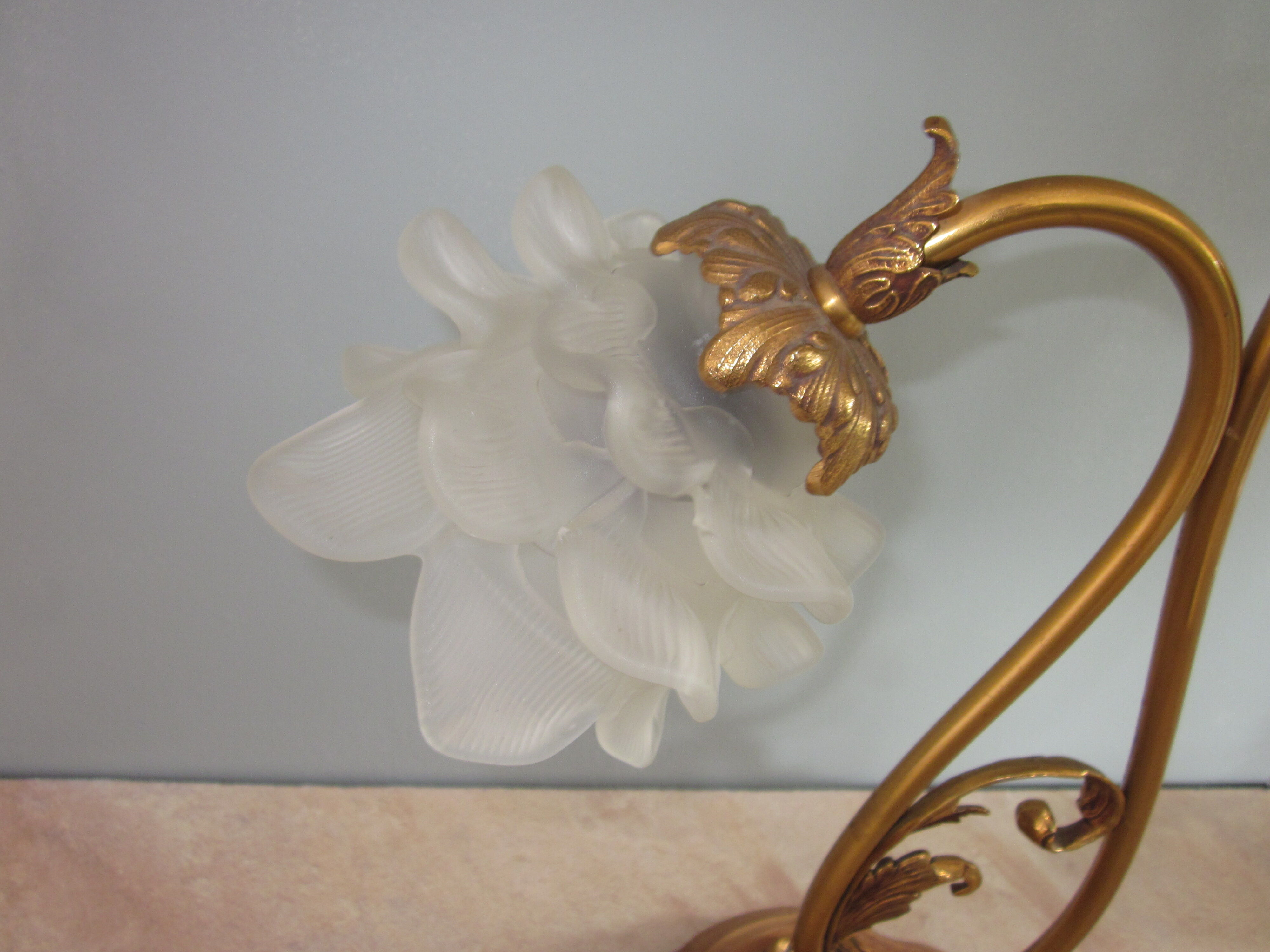 Bronze lamp has 2 tulips shaped flowers