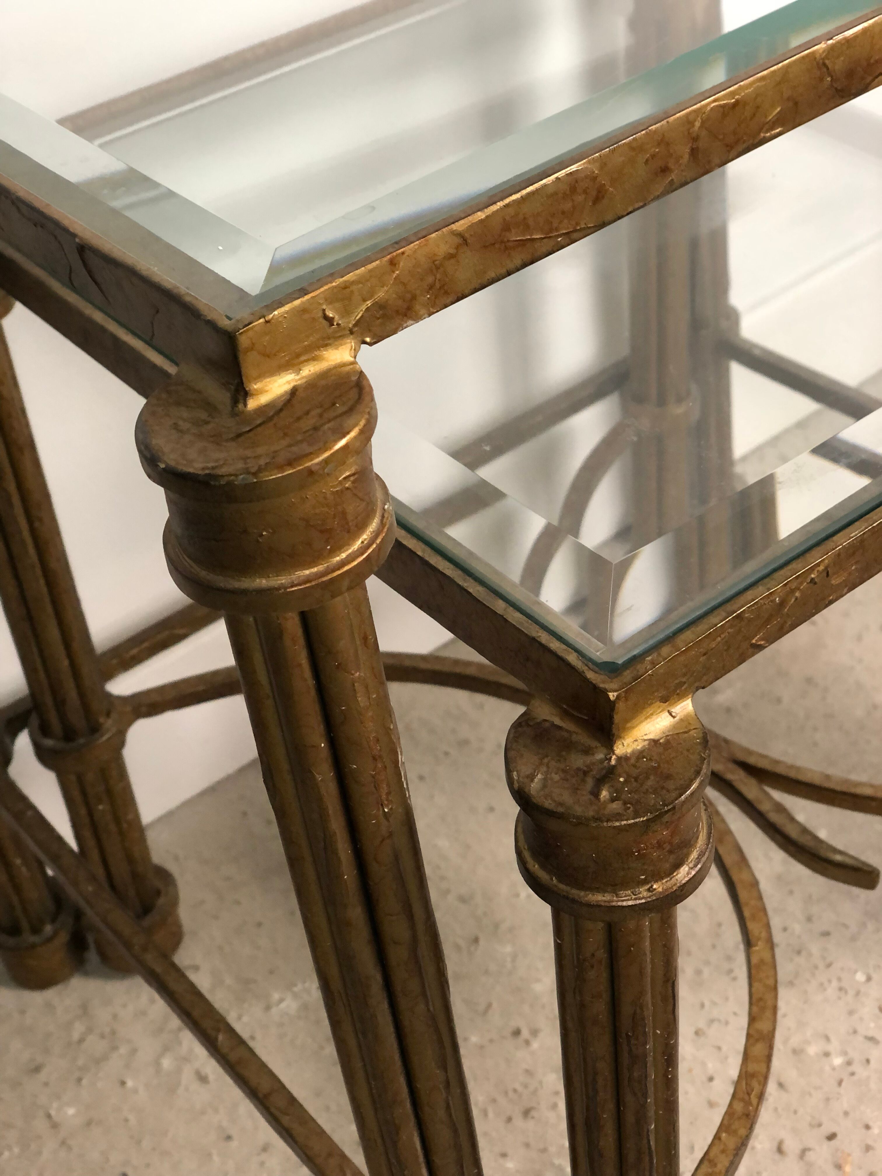 Vintage 80'S trundle table in patinated gilded wrought iron top beveled glass
