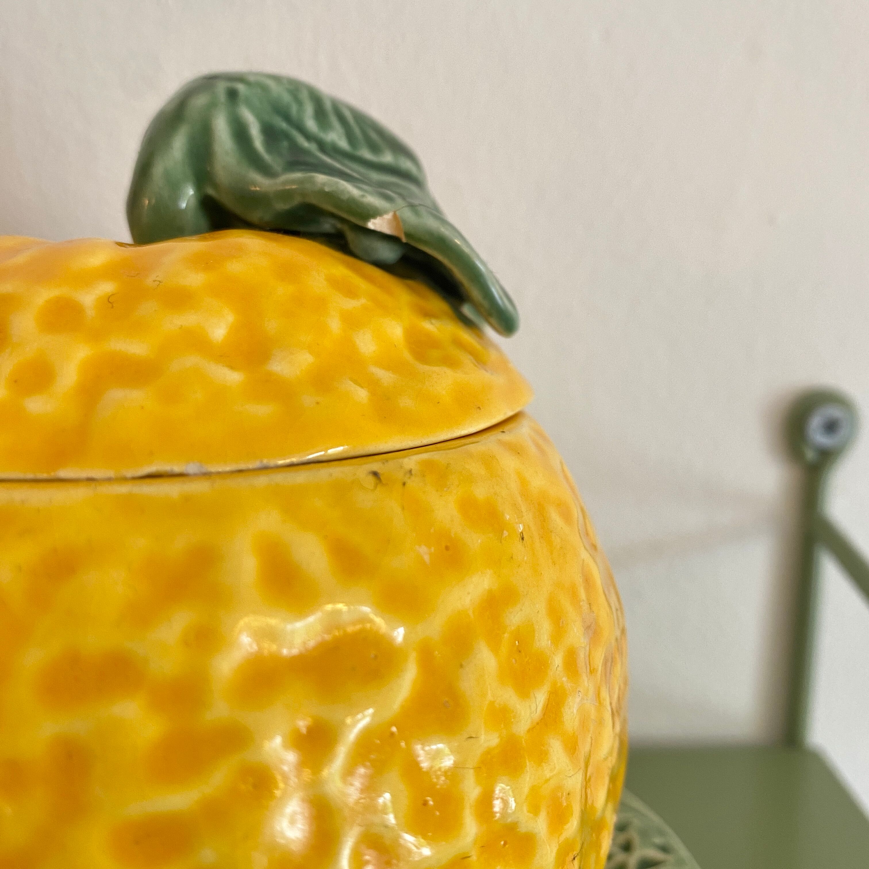 Lot de fruits en céramique, une carafe fraise et deux pots à confiture citron et ananas