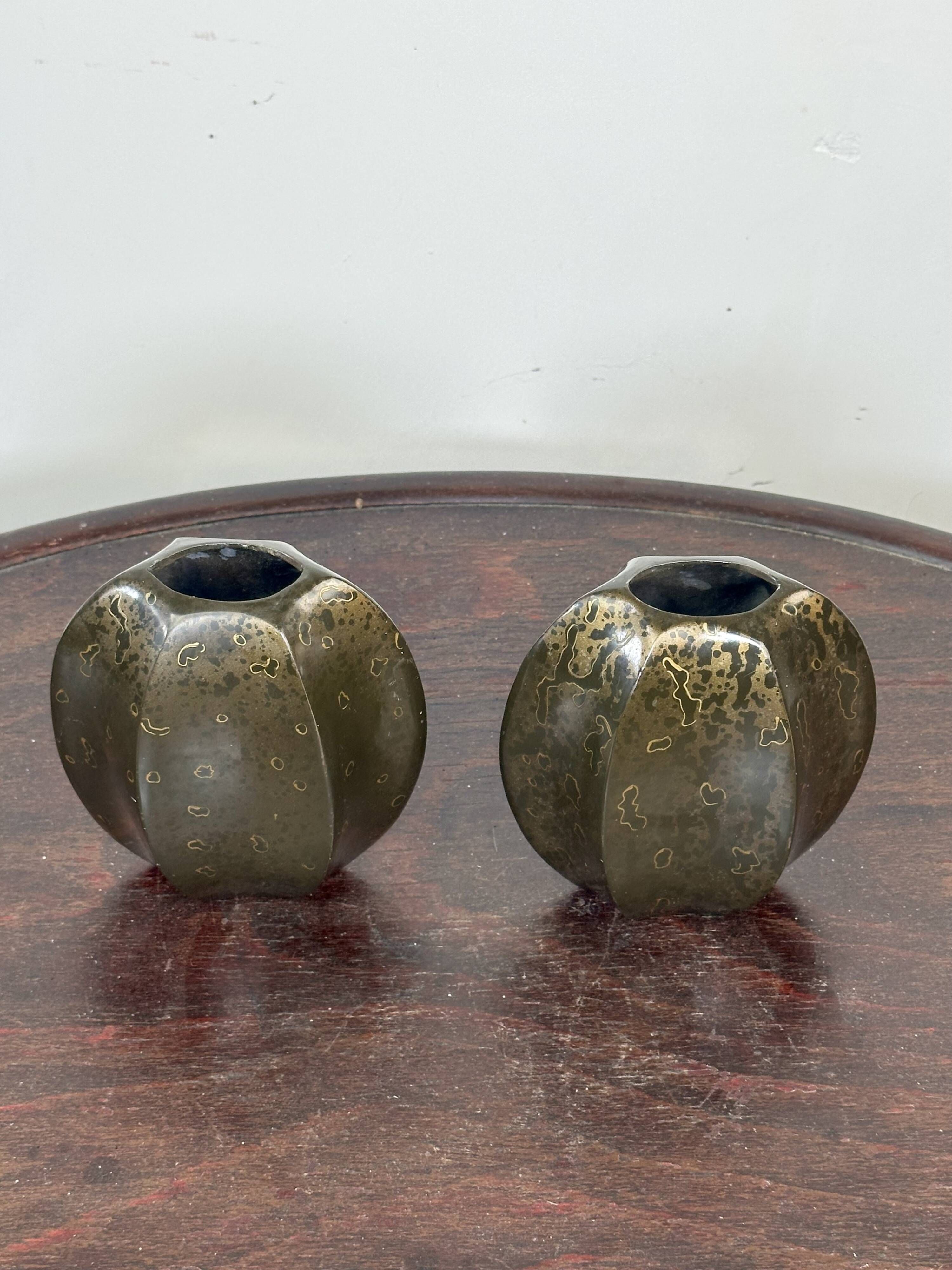 Paire de petits vases méplats époque Art Déco en dinanderie