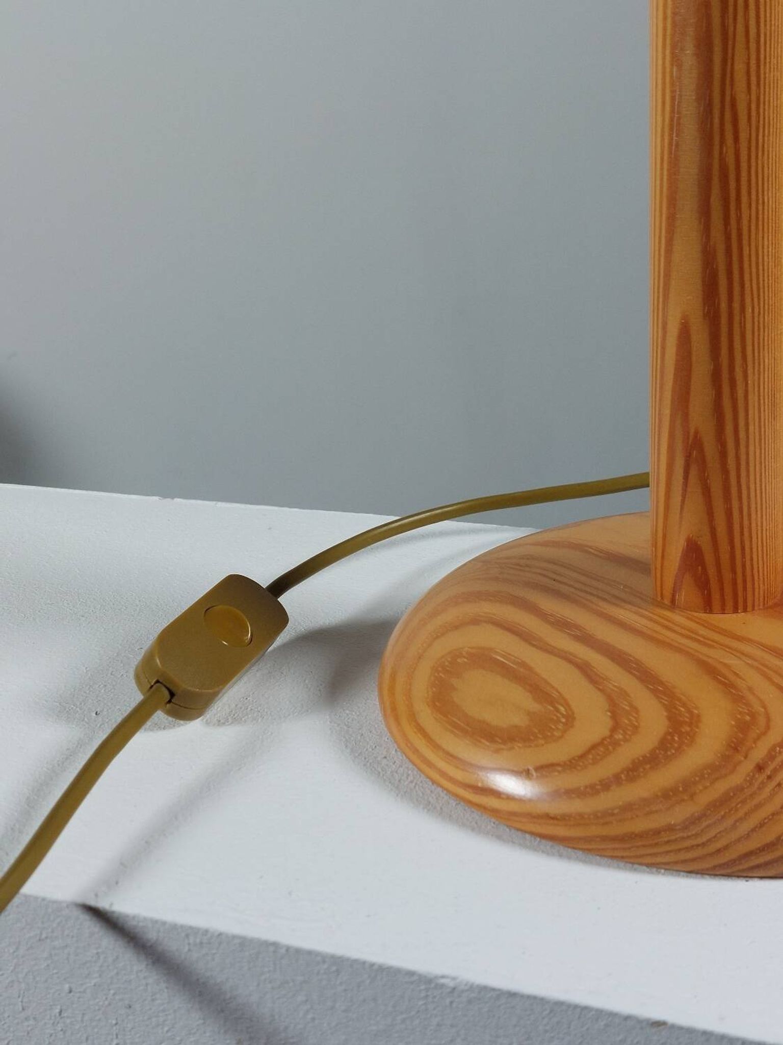 Lampe de table en bois de pin postmoderne vintage des années 80