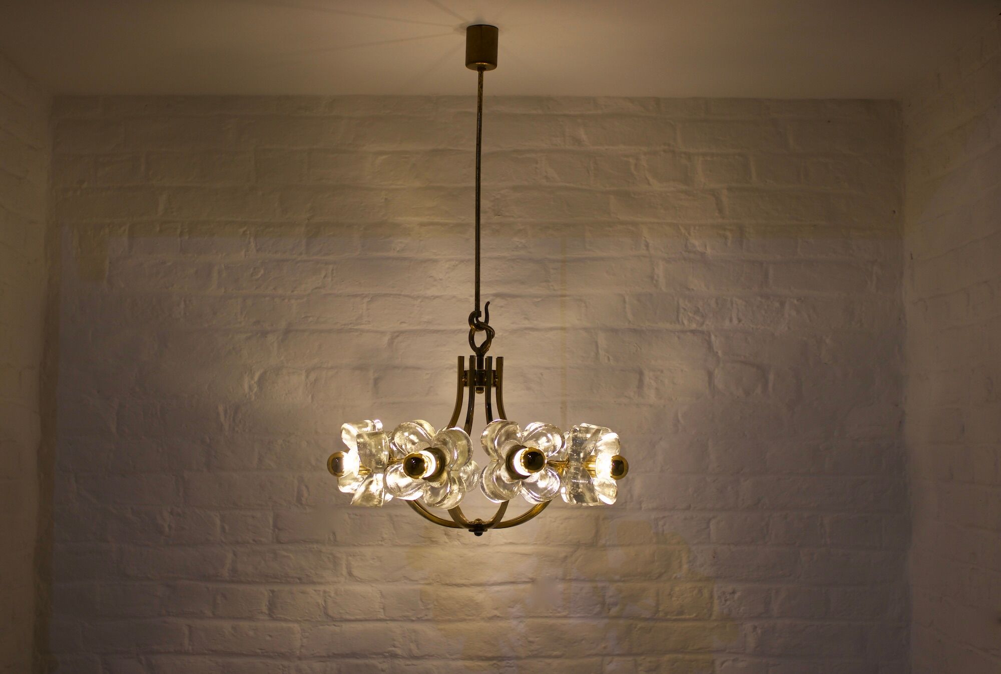 Lustre en laiton & fleurs Simon & Schelle.