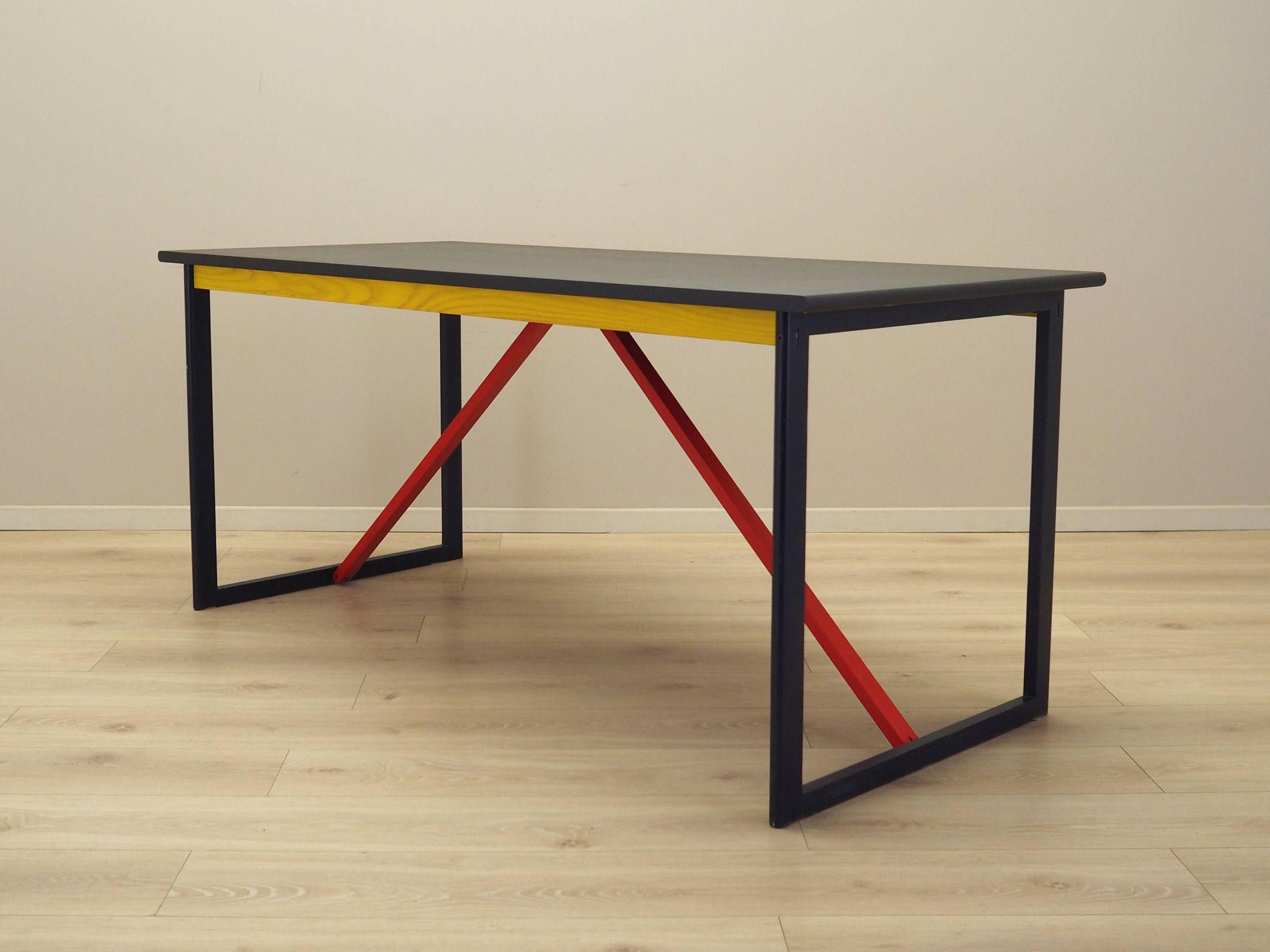 Bureau en acacia, design italien, années 1980, production : Italie