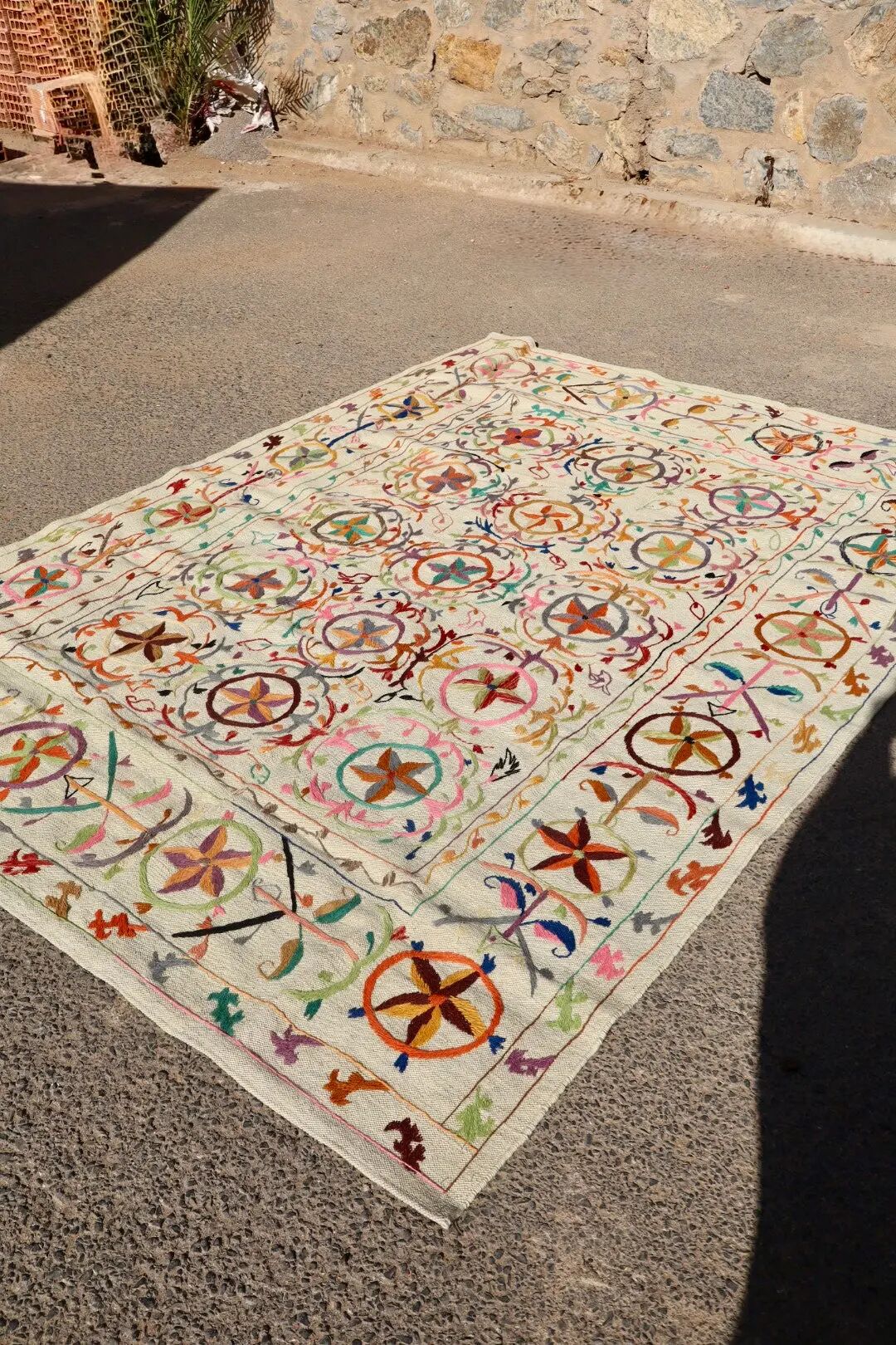 Multicoloured embroidered suzani motif kilim rug – 240x170 cm