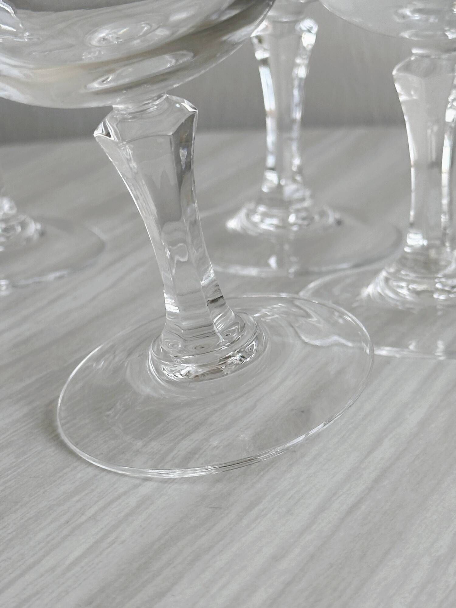 6 white wine glasses in chiseled crystal with floral motifs Matignon model.