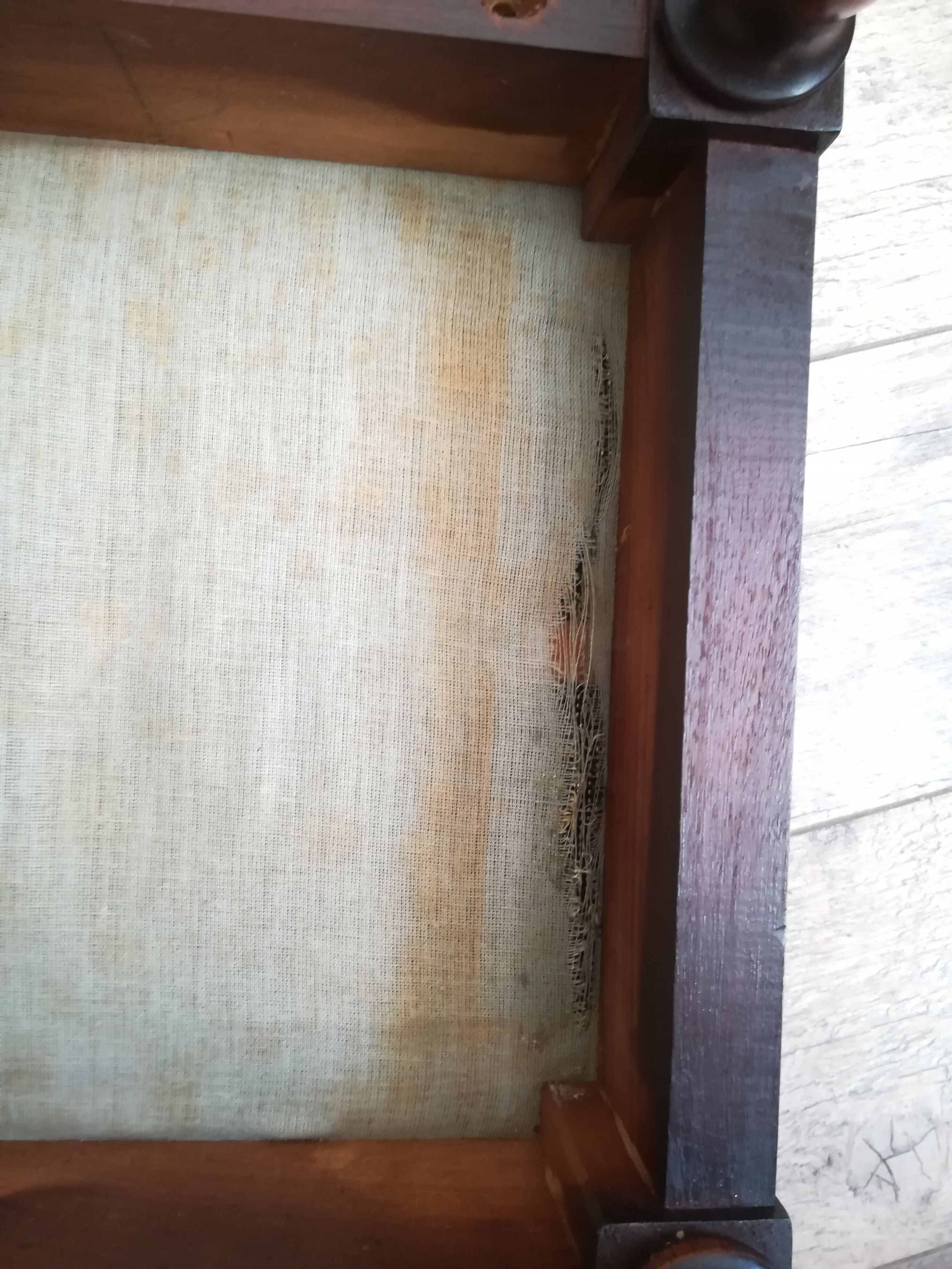 Rests pink velvet feet