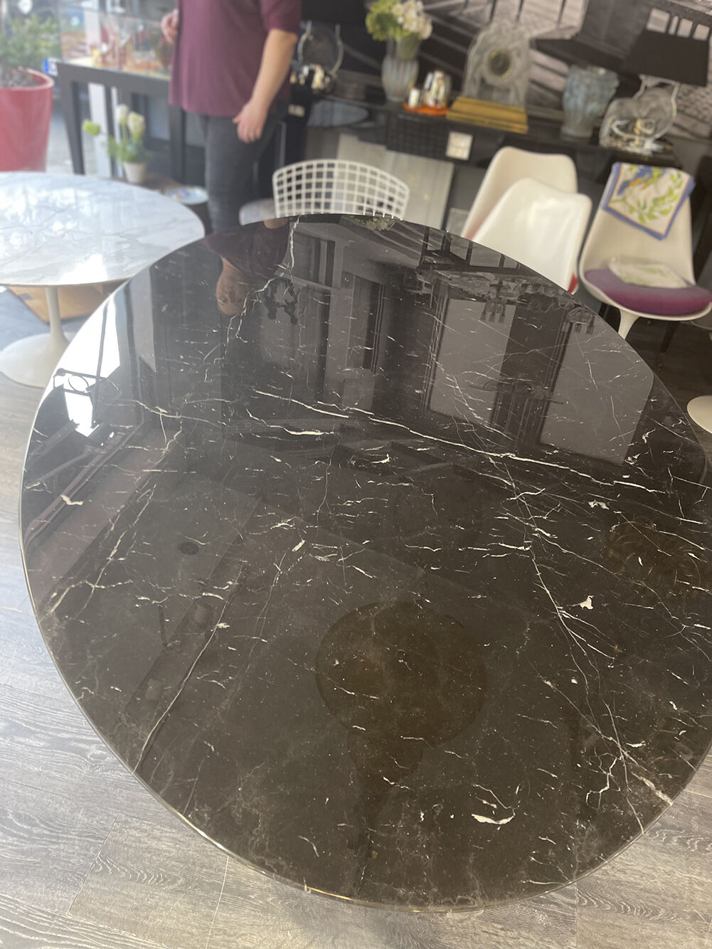 Saarinen & Knoll International: Tulip table, marble marquina and black rilsan