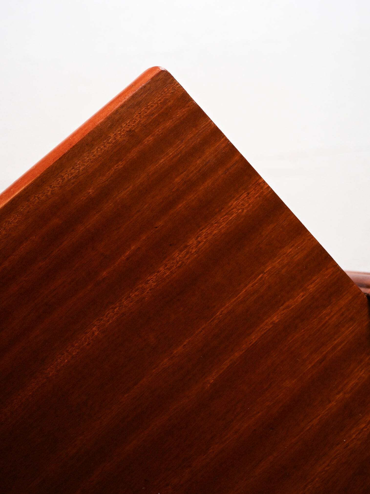 Bibliothèque en acajou avec espace de rangement