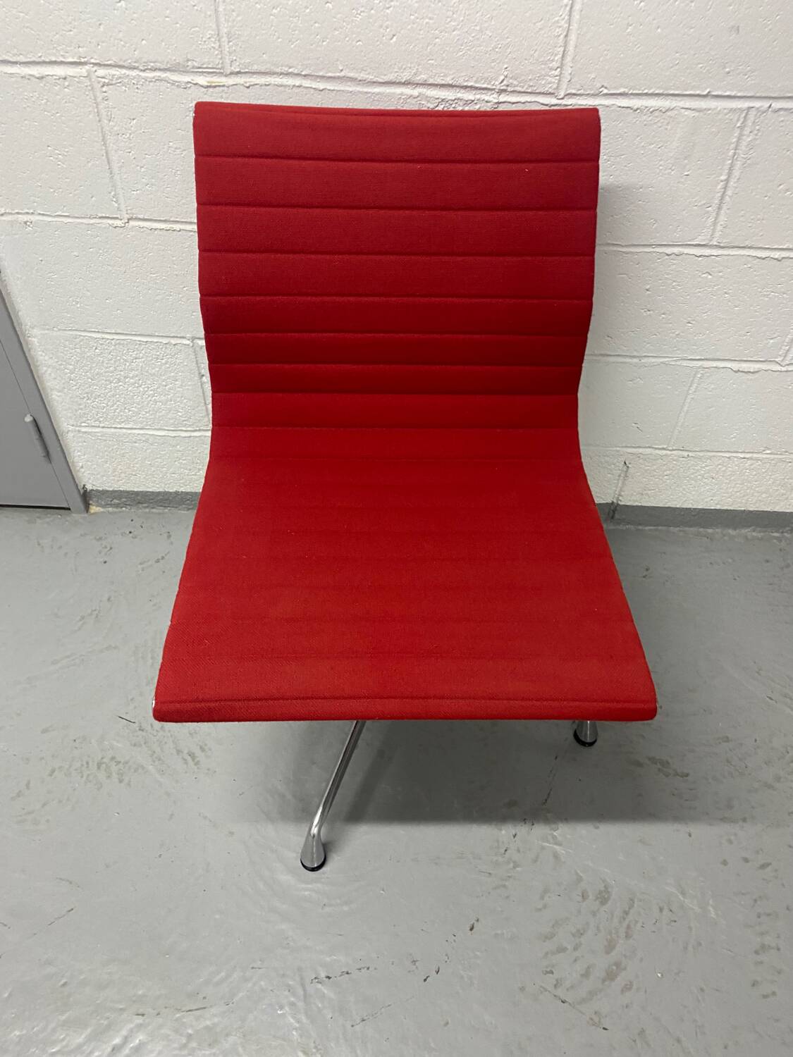 Eames aluminum office chair with swivel group Vitra