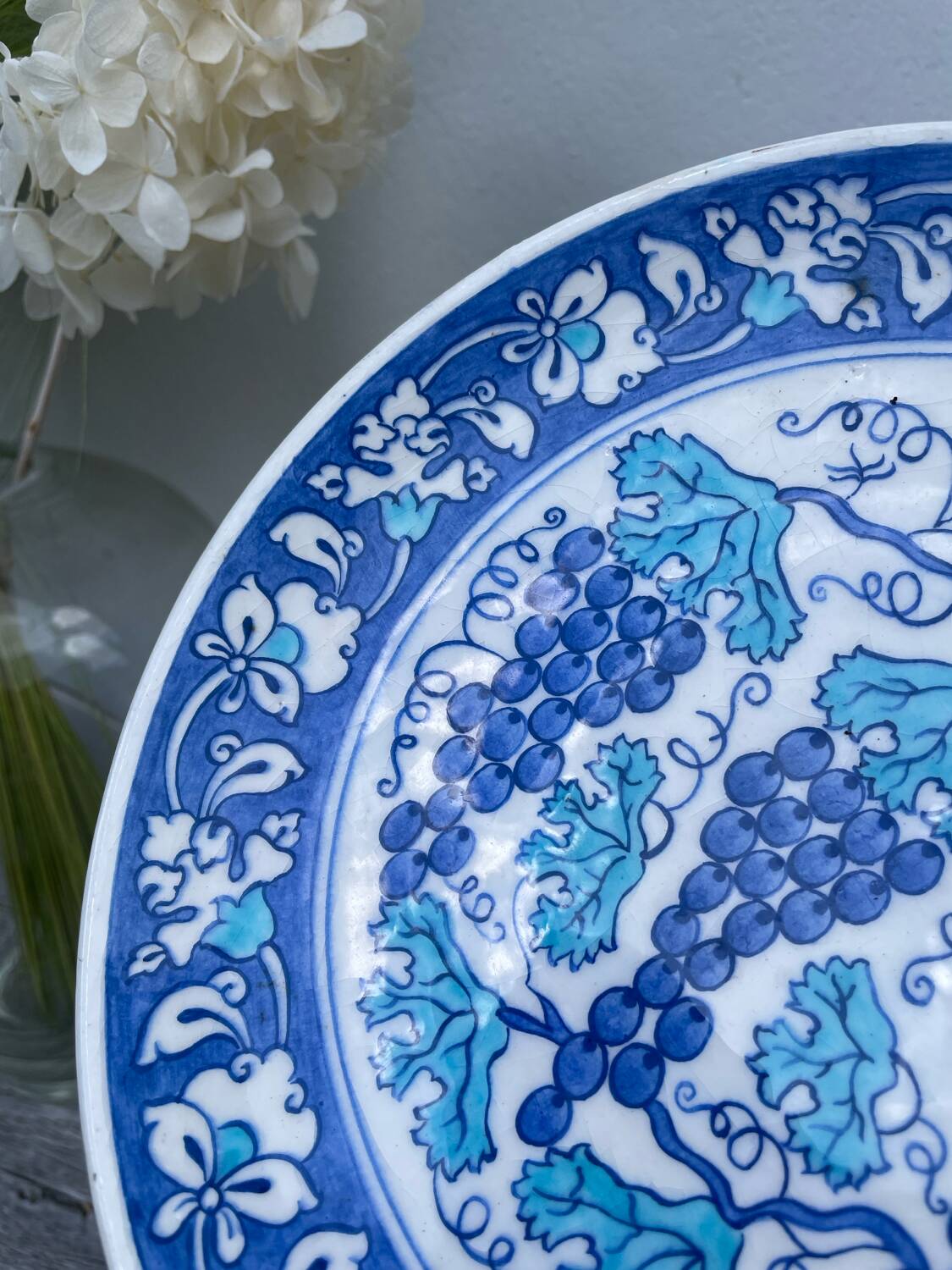 Assiette décorative bleu aux raisins