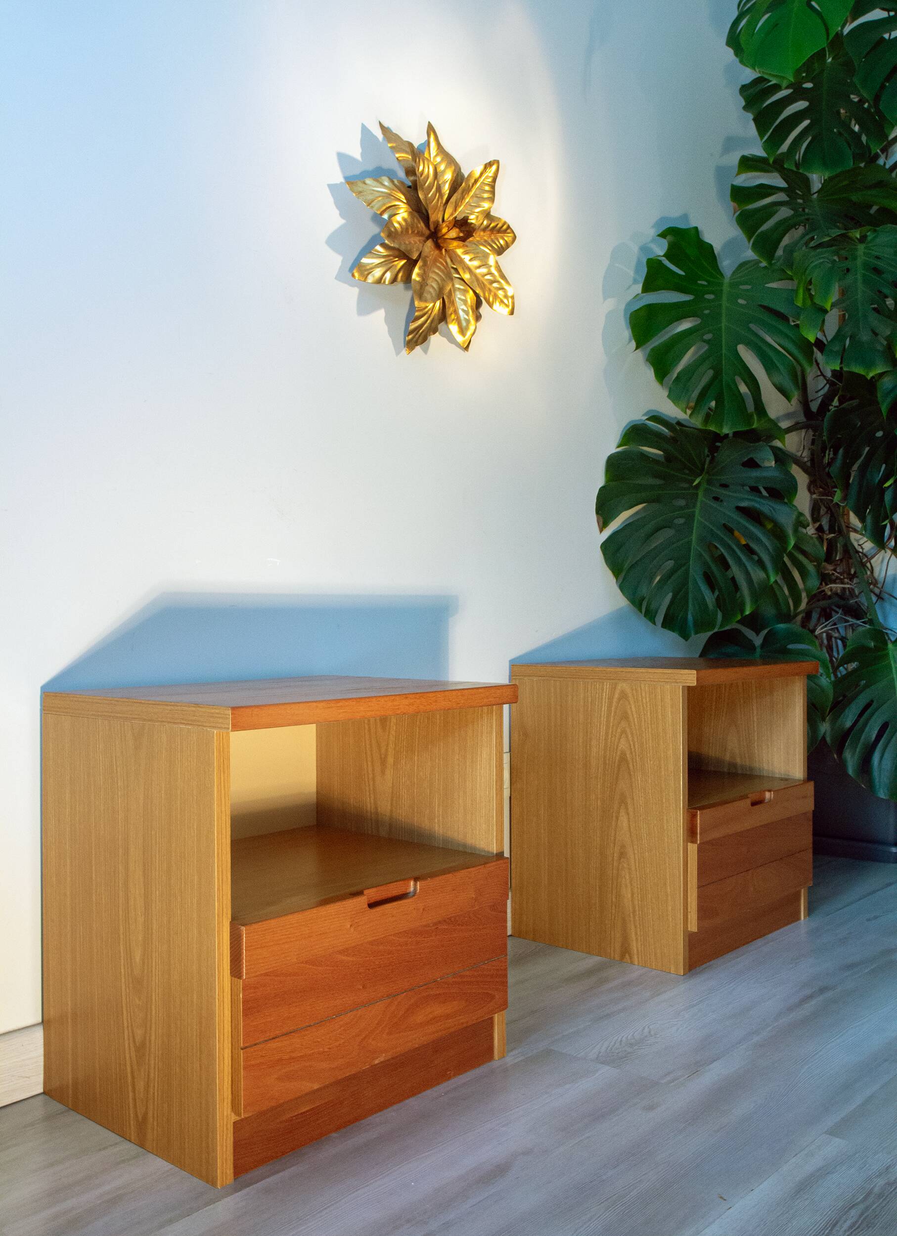 Pair of bedside tables in elm from the 1980s, brutalist design, chalet.