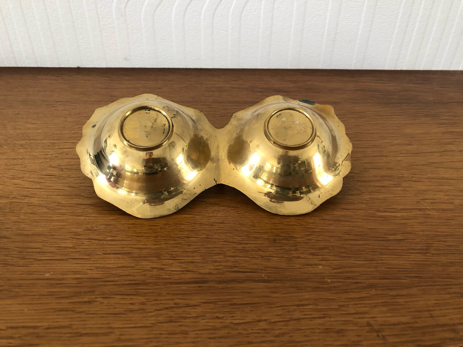 Empty pockets in brass and floral decoration