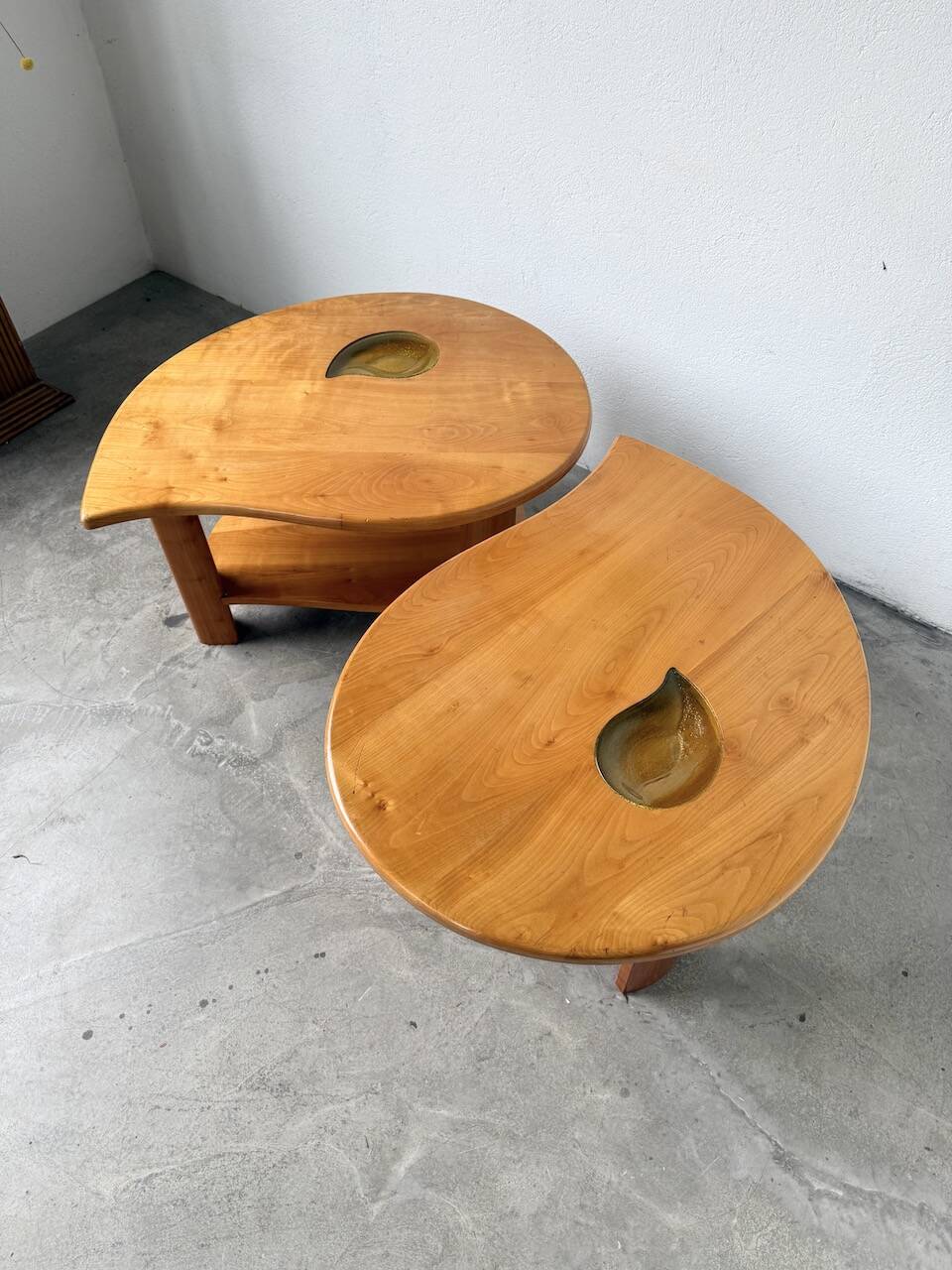 Tables basses en orme formant une goutte