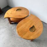 Tables basses en orme formant une goutte