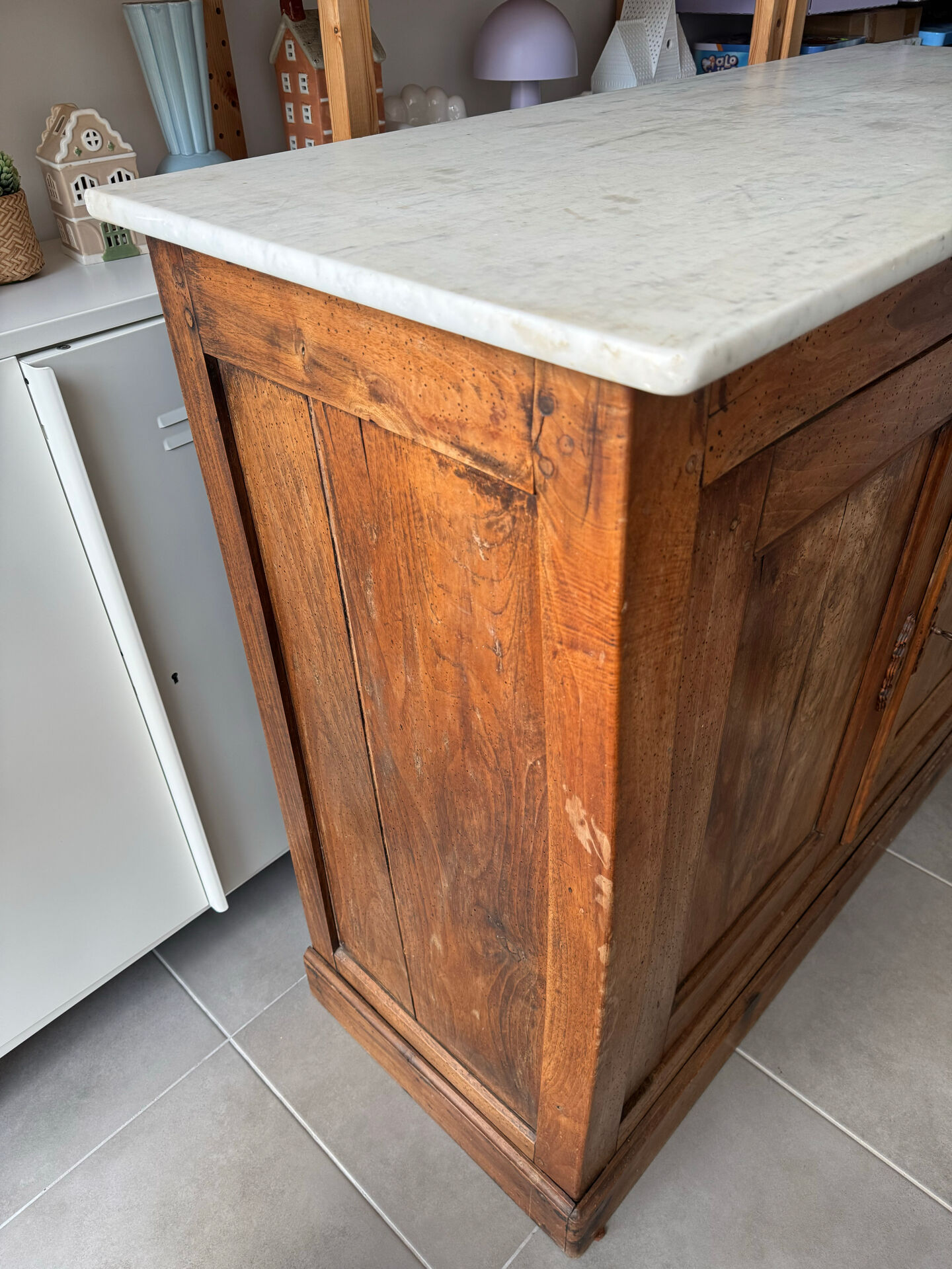 Buffet ancien avec plateau en marbre